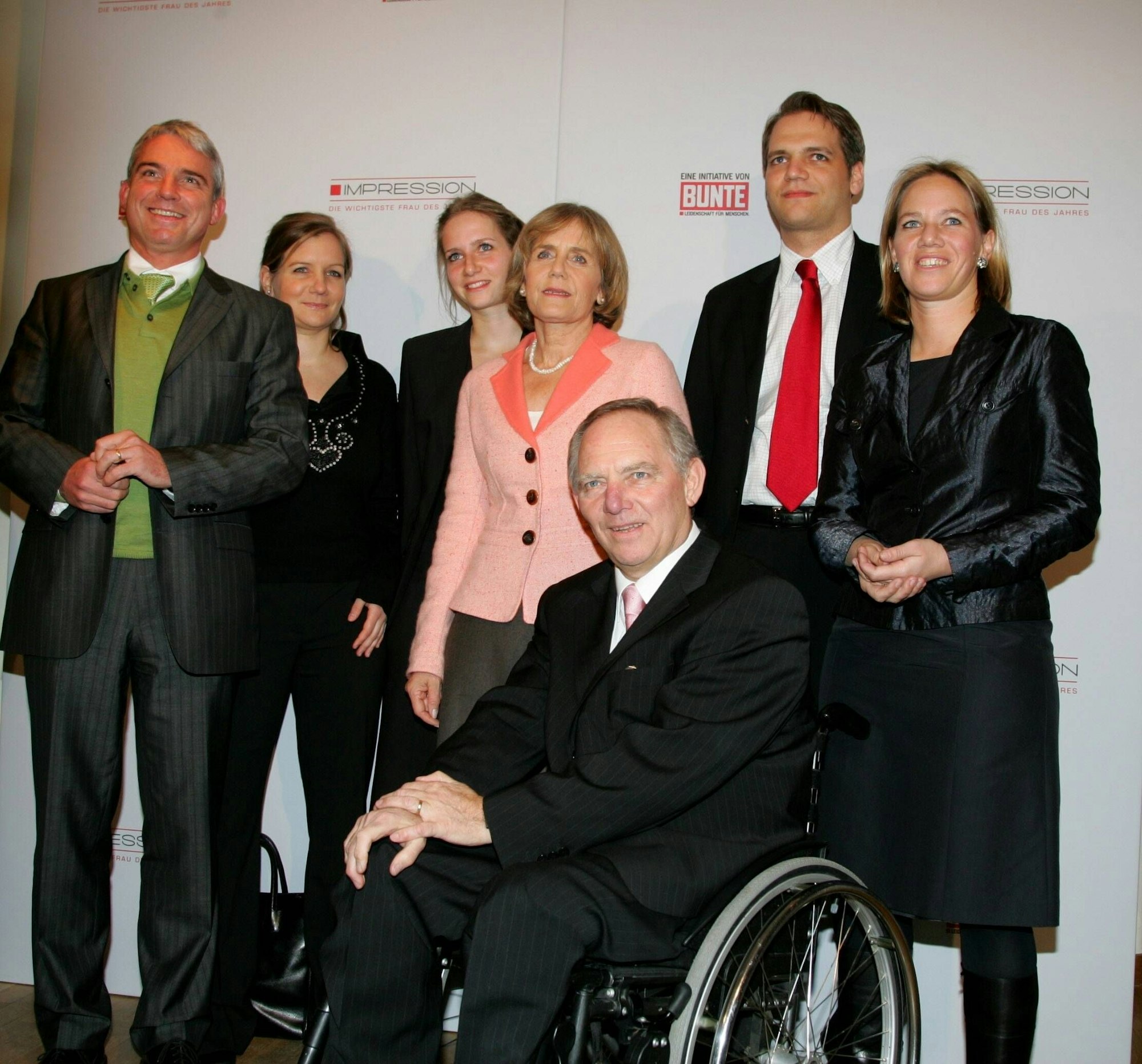 Der im Rollstuhl sitzende CDU-Politiker Wolfgang Schäuble im Jahr 2006 auf einer Preisverleihung in Berlin mit seiner Familie (von links): Schwiegersohn Thomas Strobl, Tochter Anna, Tochter Juliane, Ehefrau Ingeborg, Sohn Hans-Georg und Tochter Christine.