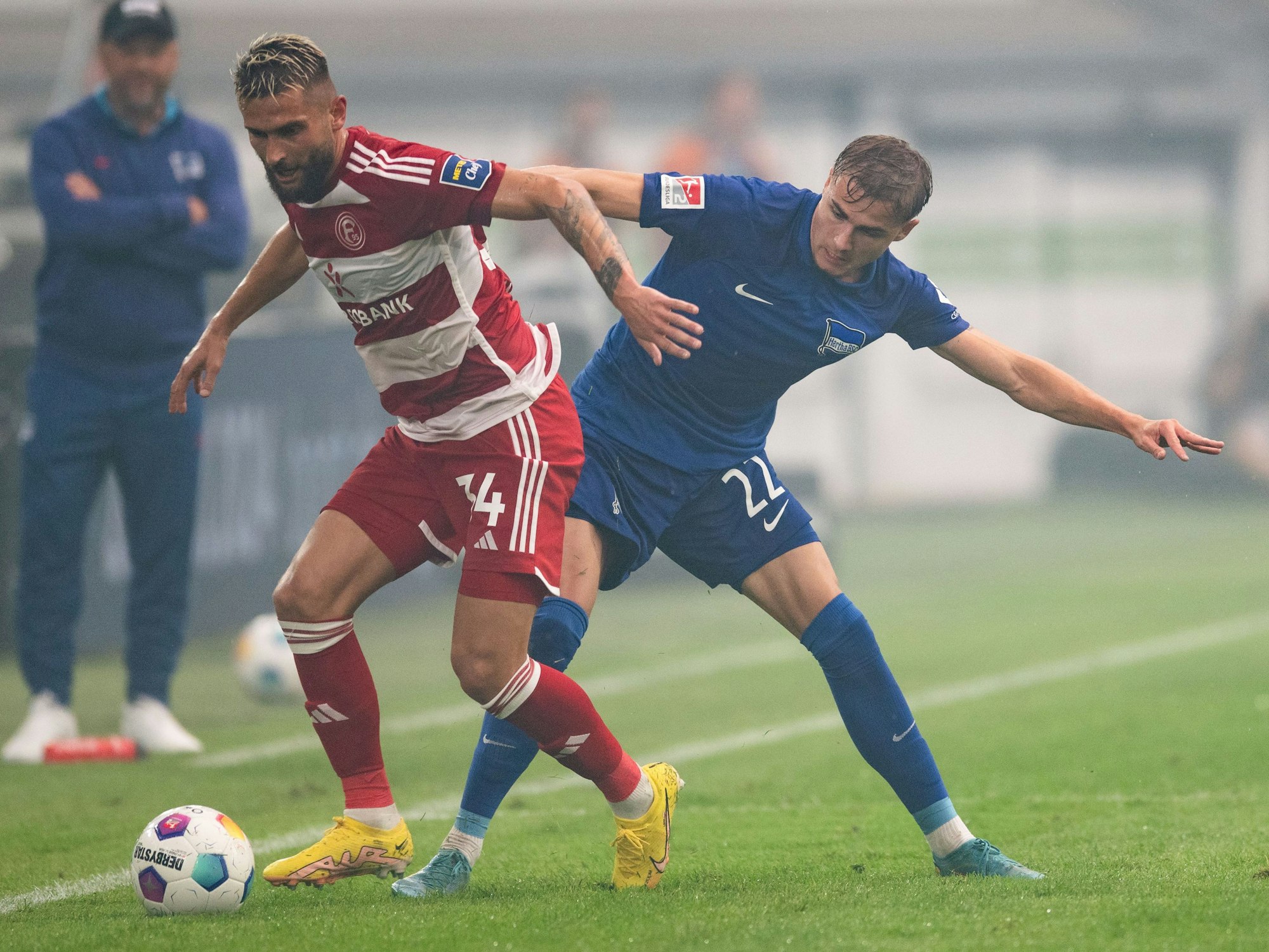Nicolas Gavory beim Spiel von Fortuna Düsseldorf gegen Hertha BSC im Zweikampf.