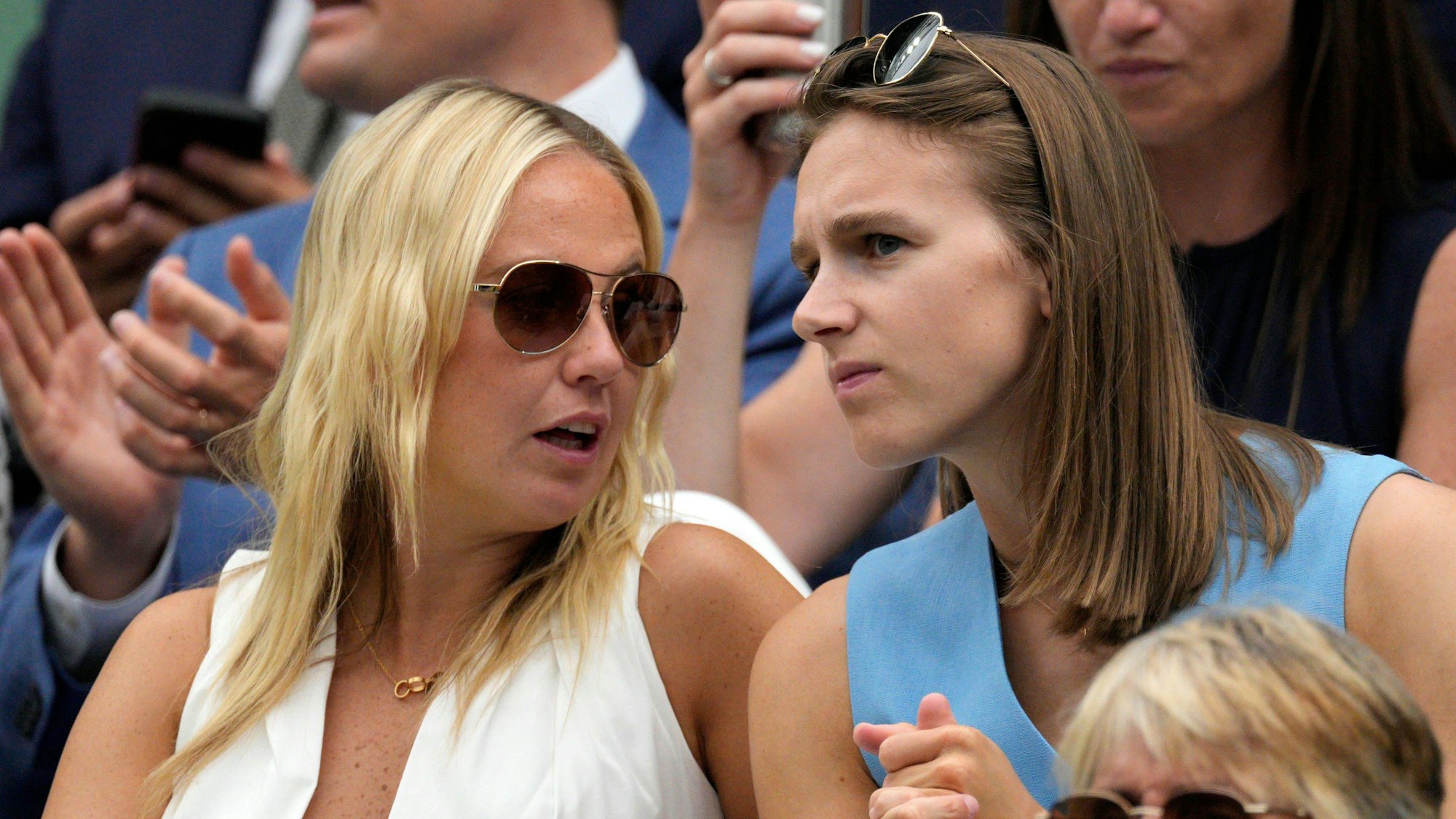 Vivianne Miedema (r.) bei einem Wimbledon-Match neben England-Star Beth Mead.