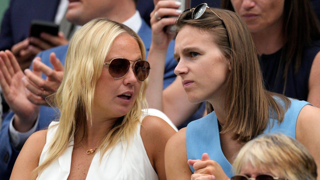 Vivianne Miedema (r.) bei einem Wimbledon-Match neben England-Star Beth Mead.