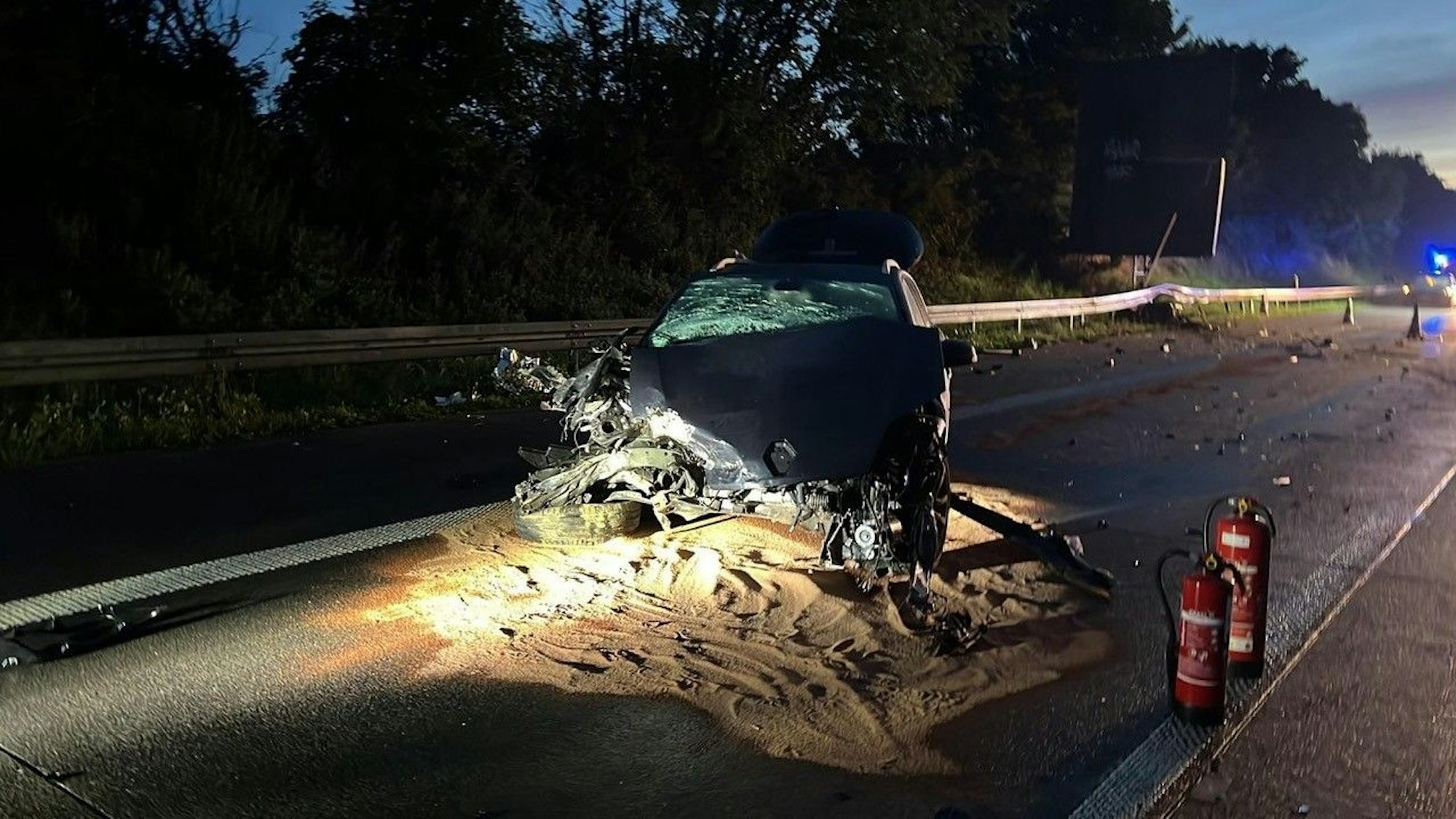 Das Auto wurde durch den Unfall auf der A61 bei Bedburg völlig zerstört.