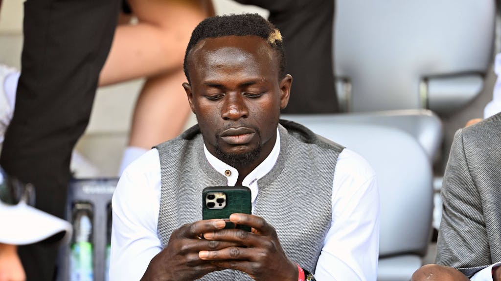 Sadio Mané schaut auf sein Smartphone.&nbsp;