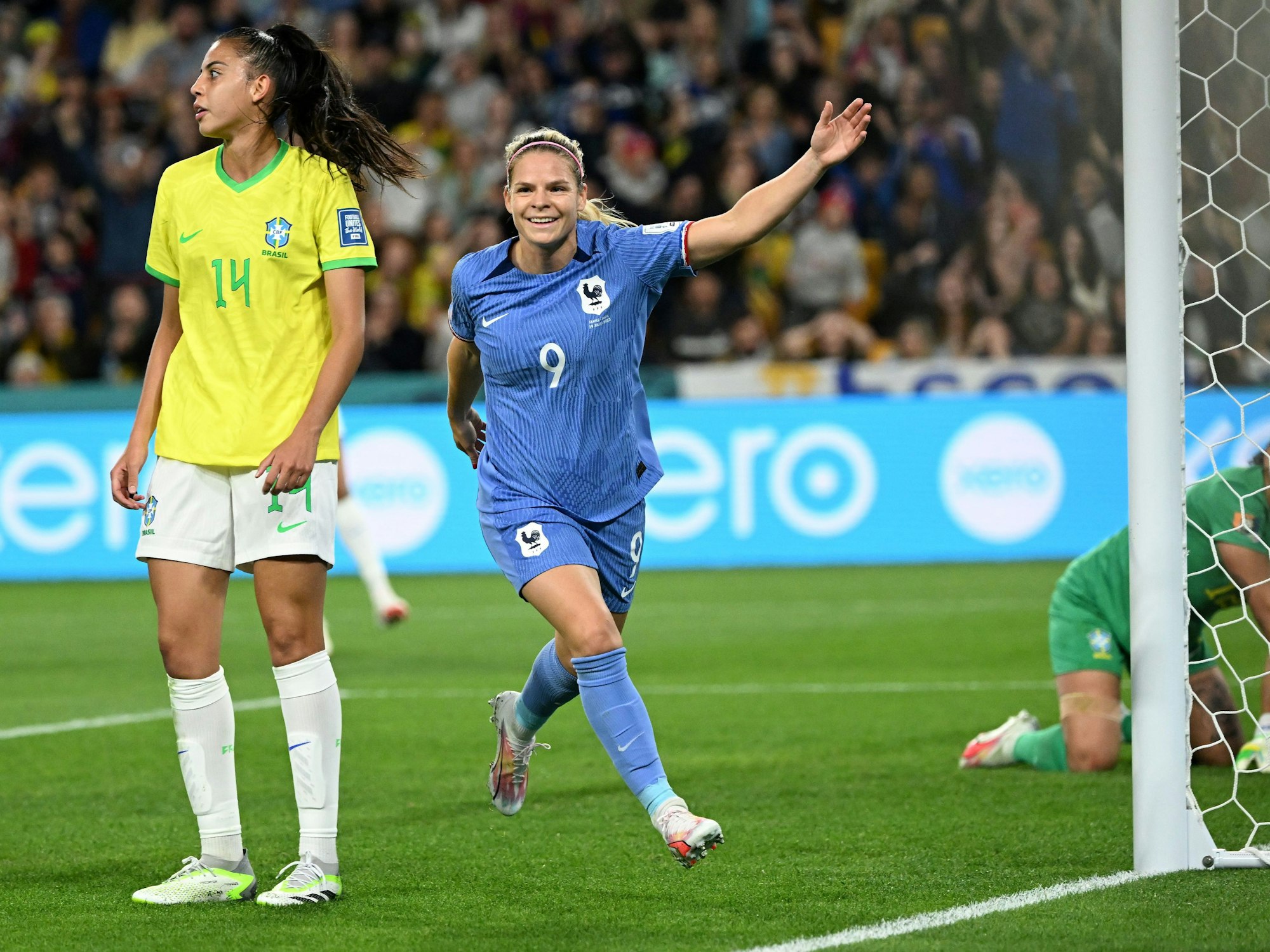 Frankreichs Eugenie Le Sommer (M) jubelt nach ihrem Tor zum 1:0 gegen Brasilien.