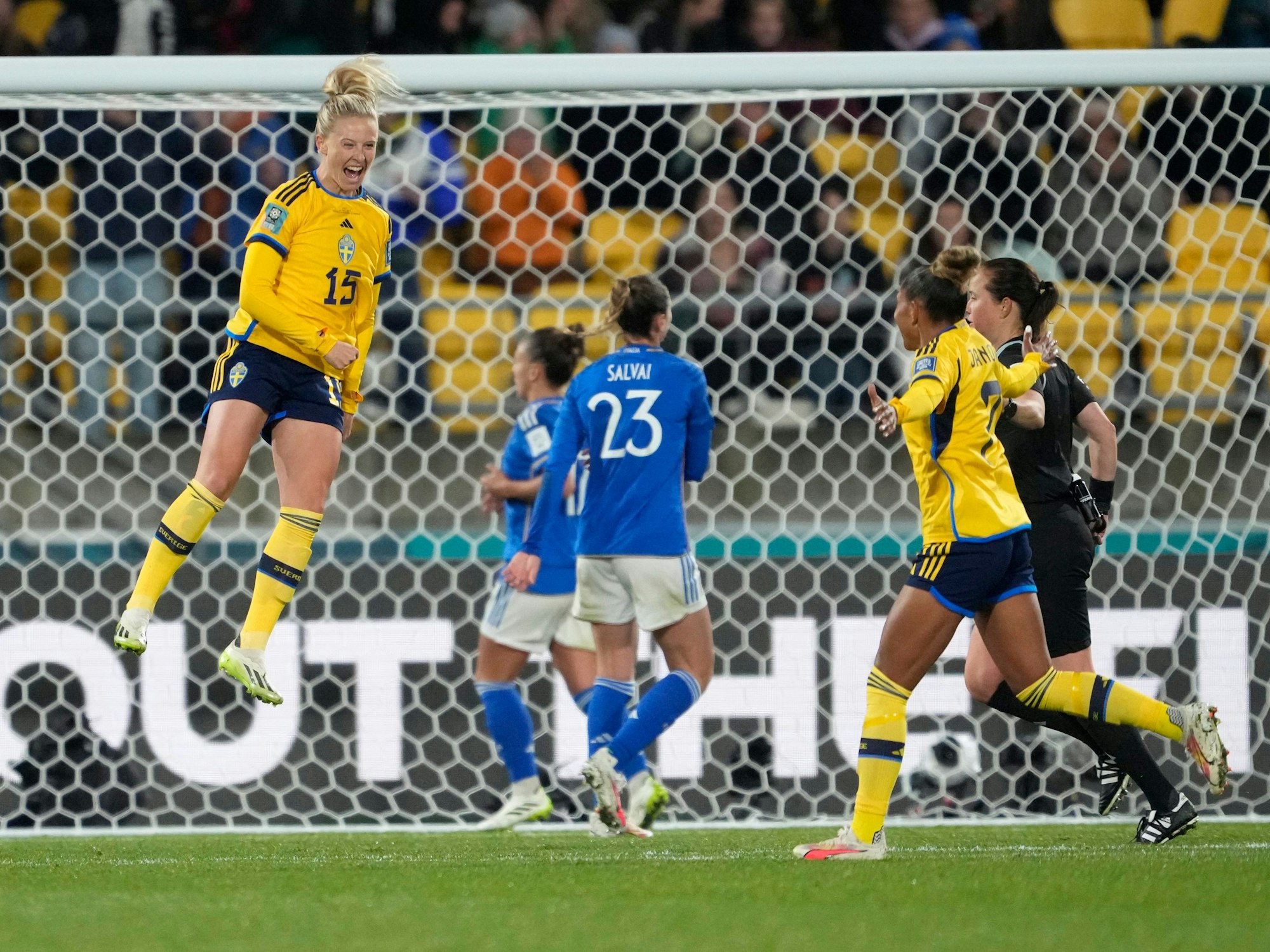Schwedens Rebecka Blomqvist (l) jubelt nach ihrem Tor zum 5:0 gegen Italien.