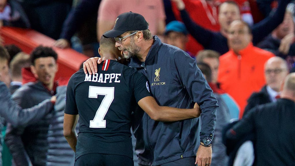 Jürgen Klopp nimmt Kylian Mbappé nach einem Spiel in der Champions League in den Arm.