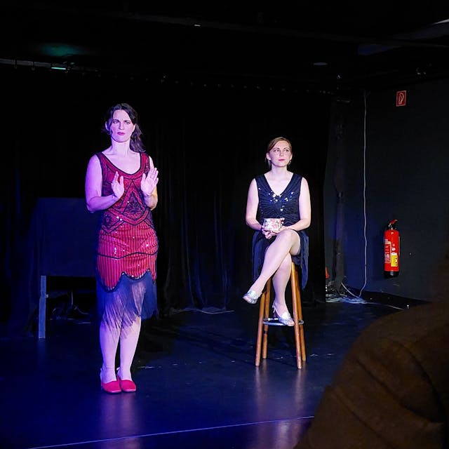Sofia Friedmann und Hannah Braun auf der Bühne des Jungen Theaters