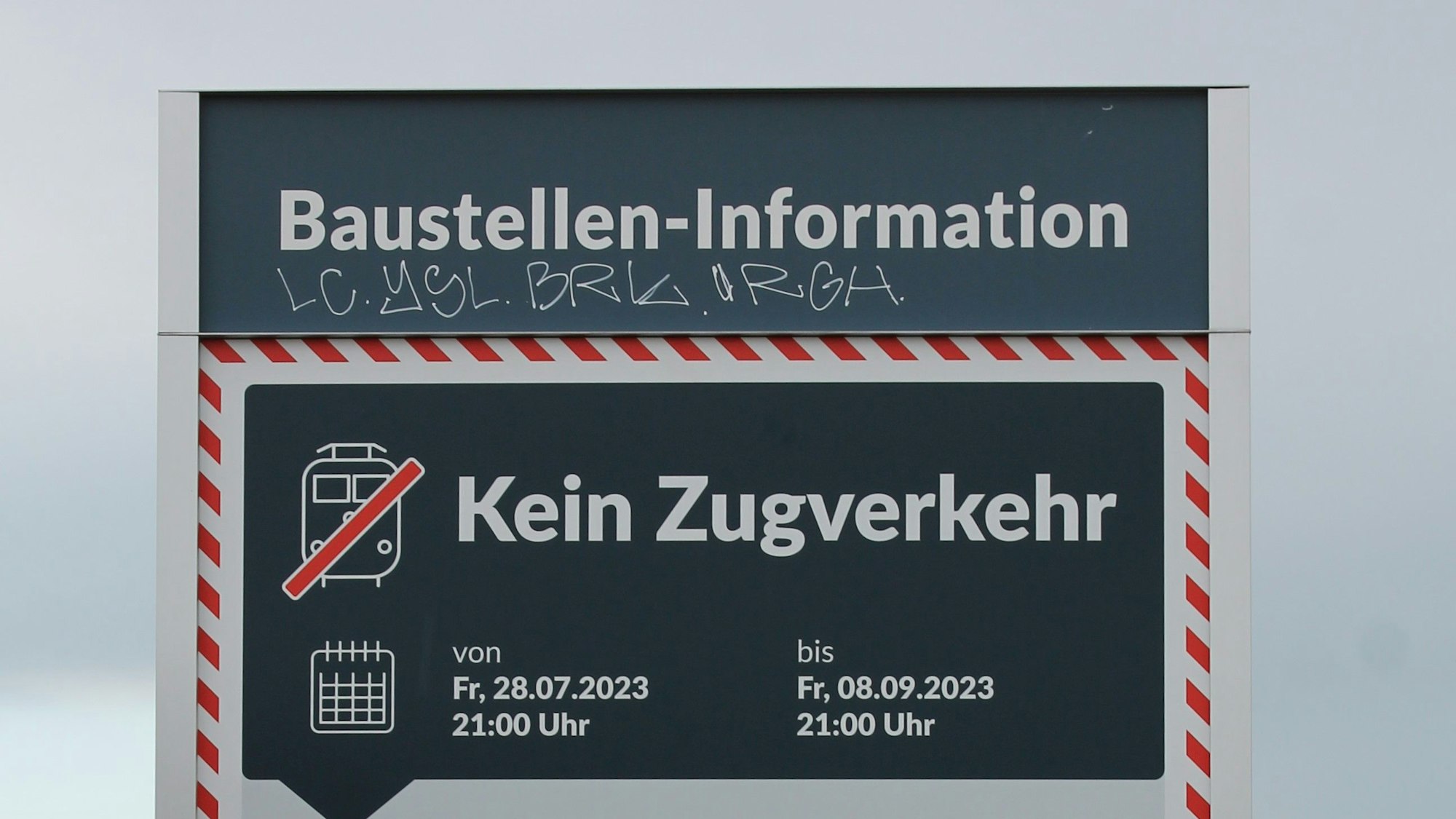 Infotafel der Bahn am Bahnhof Leverkusen-Mitte.