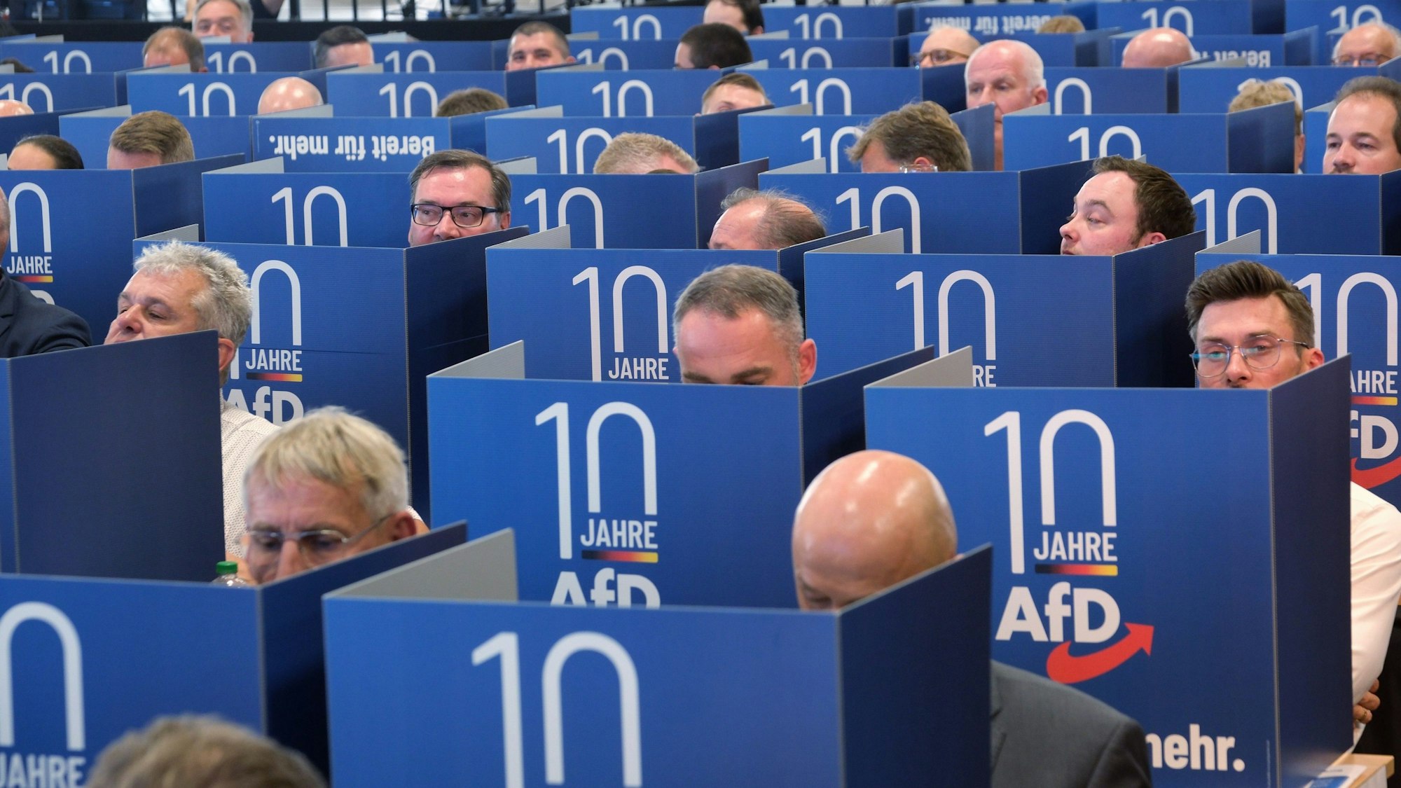 Abgeordnete hinter Aufstellwänden auf ihren Tischen stimmen in Magdeburg über Kandidaten und Kandidatinnen der AfD ab.