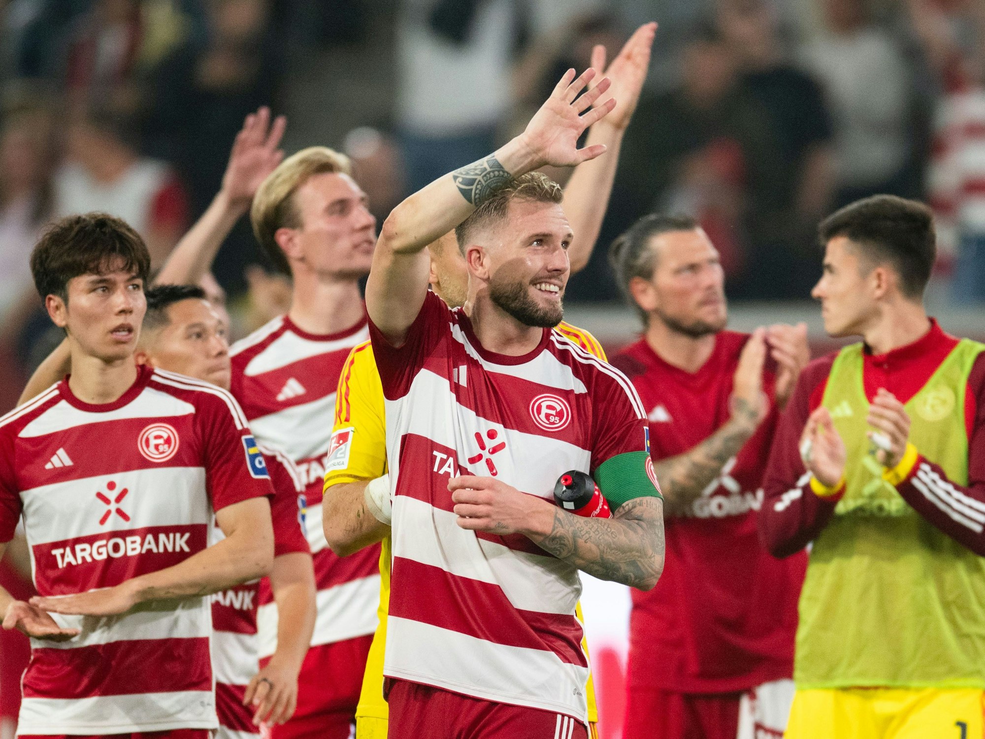 Die Düsseldorfer Spieler um Andre Hoffmann (M) jubeln nach dem Sieg gegen Hertha.