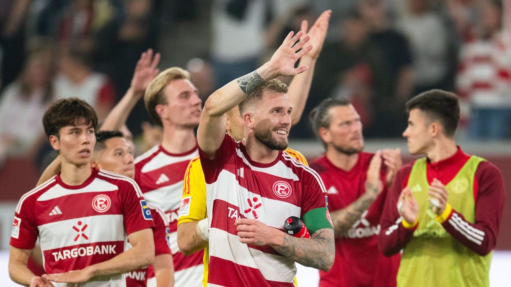 Die Düsseldorfer Spieler um Andre Hoffmann (M) jubeln nach dem Sieg gegen Hertha.