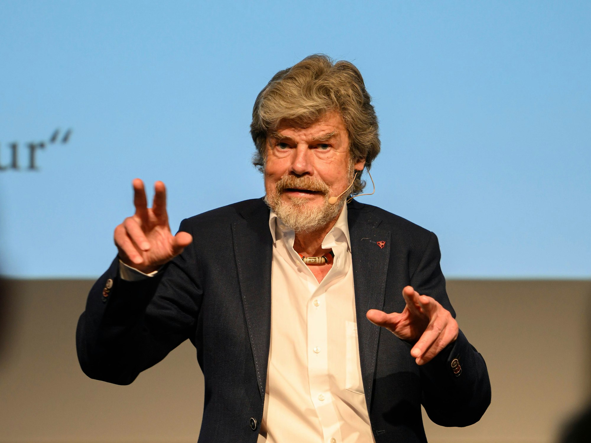Reinhold Messner hält einen Vortrag.