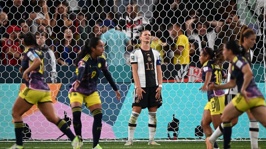 Deutschlands Alexandra Popp reagiert enttäuscht auf das 1:2 gegen Kolumbien bei der WM.&nbsp;