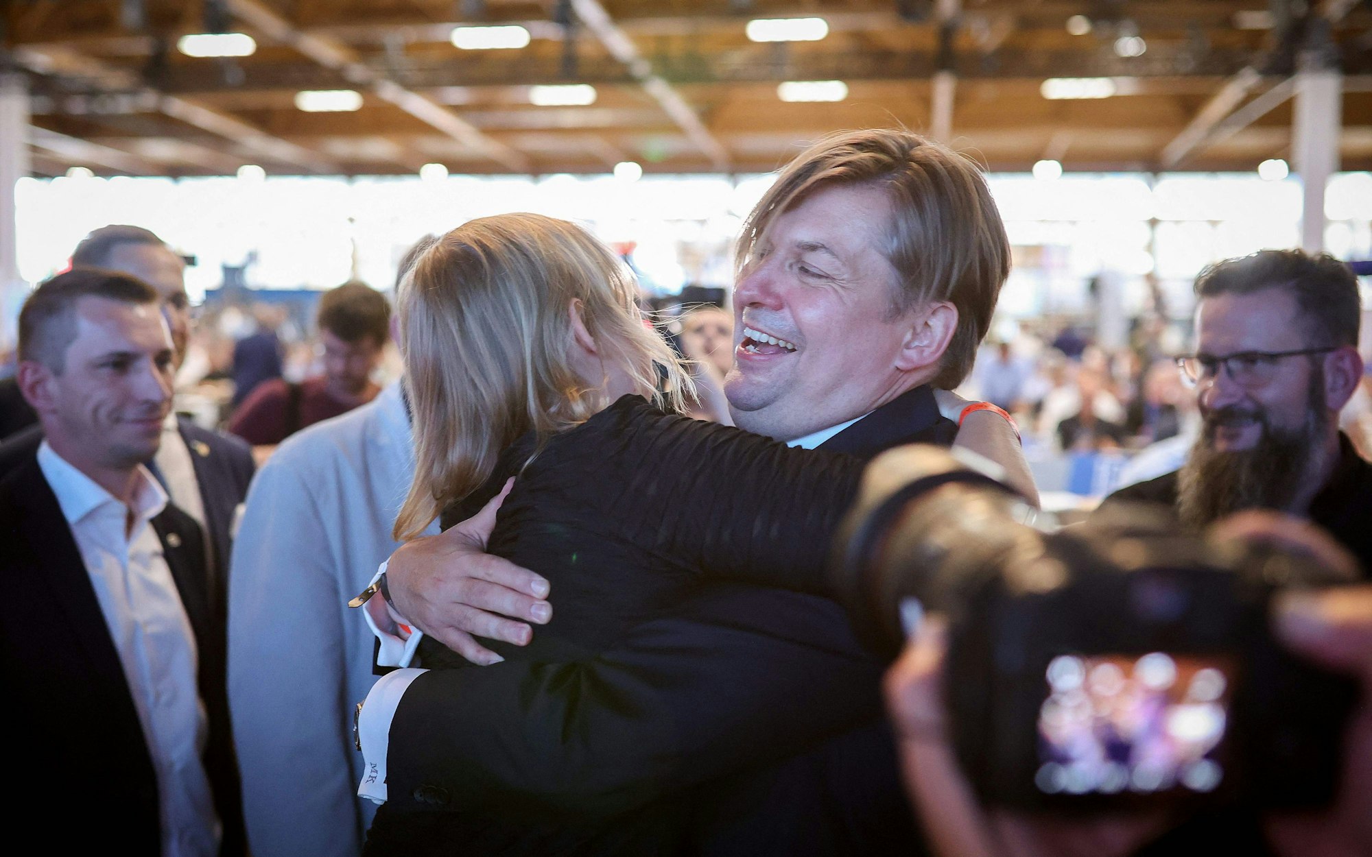 Der AfD-Europaabgeordnete Maximilian Krah umarmt eine Anhängerin auf dem Europaparteitag in Magdeburg. Er wird als Spitzenkandidat in den Wahlkamp 2024 ziehen.