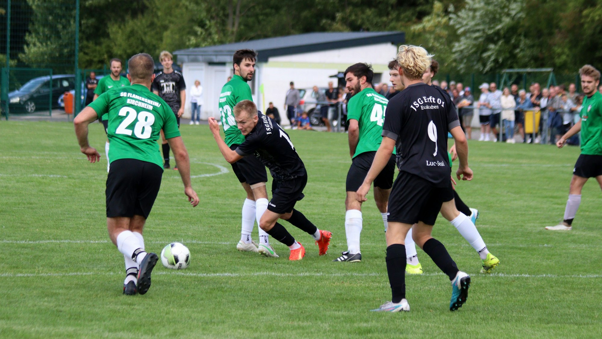 JSG-Erft-Stürmer Luka Bungert dribbelt, verliert gegen drei Flamersheimer Abwehrspieler aber den Ball.