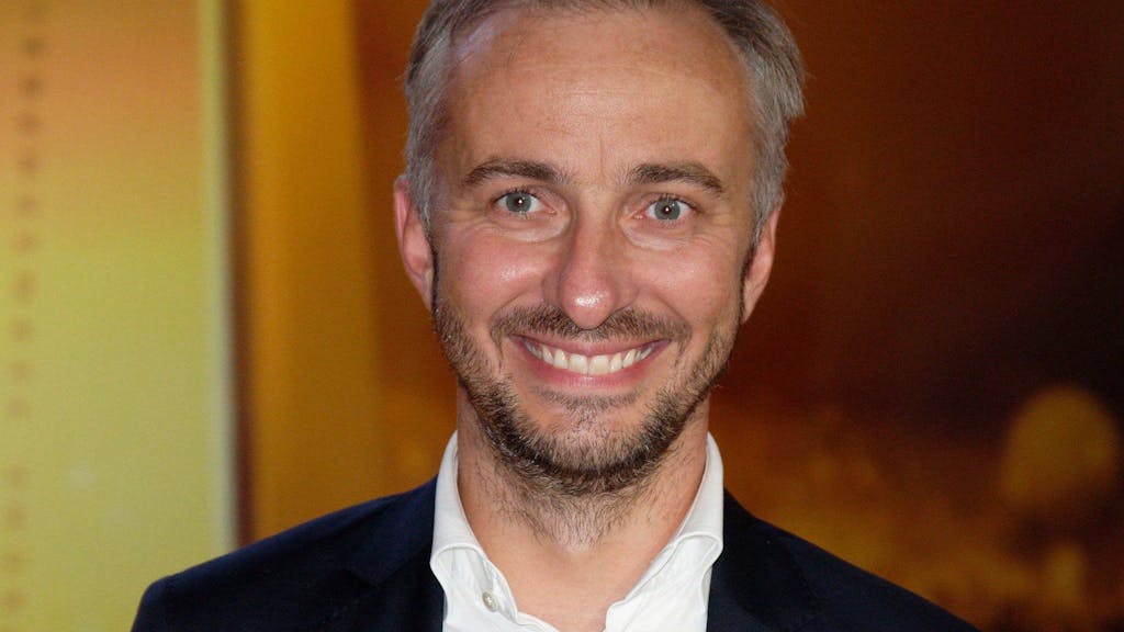 Der Satiriker Jan Böhmermann lacht bei der Verleihung der ersten Fernsehpreise 2022 bei der „Nacht der Kreativen“.