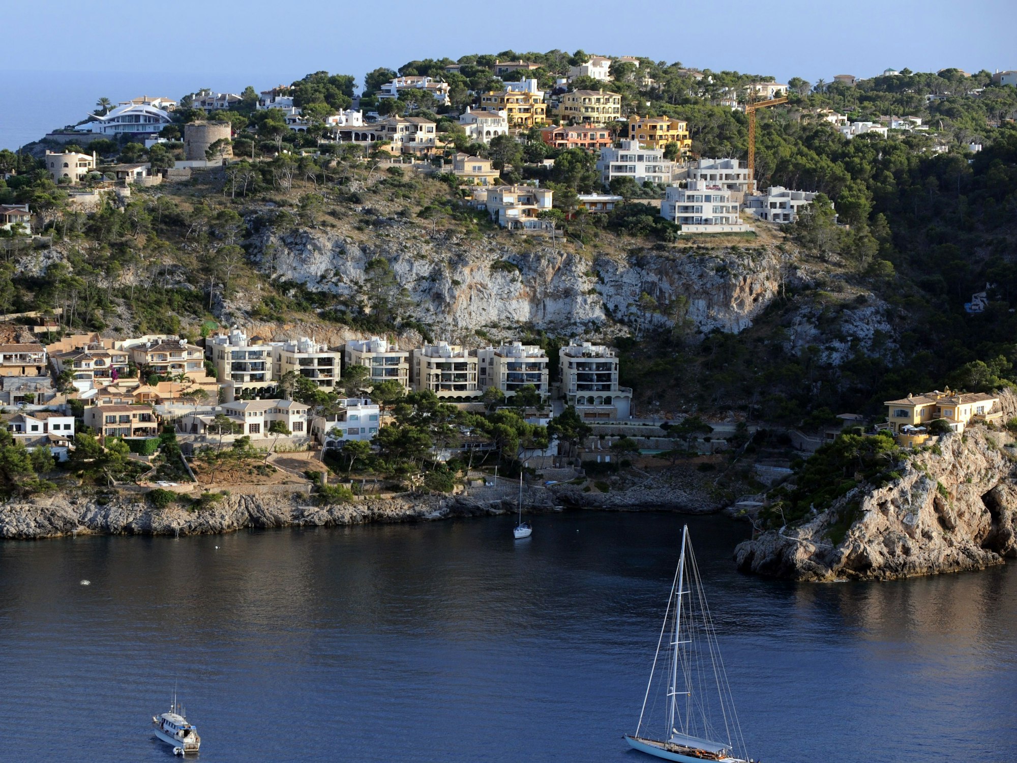 Häuser und Appartements auf denFelsen und Hügeln beiPort d'Andratx auf Mallorca.