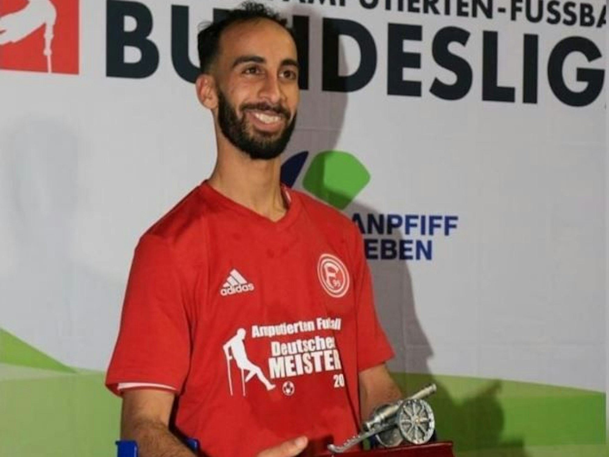 Fortuna-Spieler Radouane Chaanoune mit der Torjäger-Kanone für den Torschützenkönig der Bundesliga.