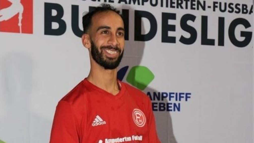 Fortuna-Spieler Radouane Chaanoune mit der Torjäger-Kanone für den Torschützenkönig der Bundesliga.