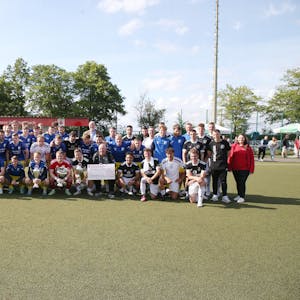 Die beiden Mannschaften des Endspiels, SSV Nümbrecht und Borussia Derschlag stehen in der Spielfeldmitte zum Foto.&nbsp;
