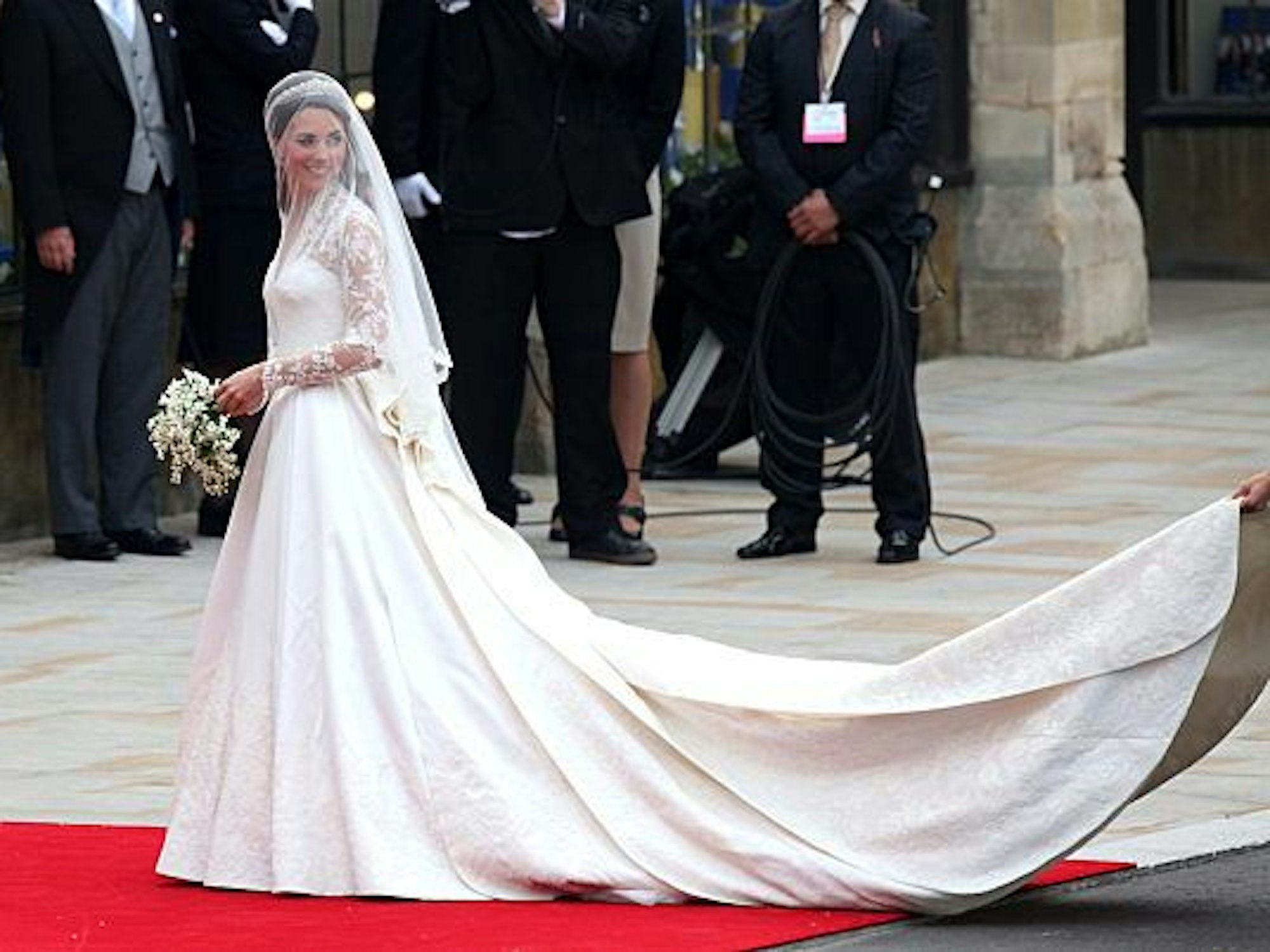 Kate Middleton im Brautkleid vor der Westminster Abbey.