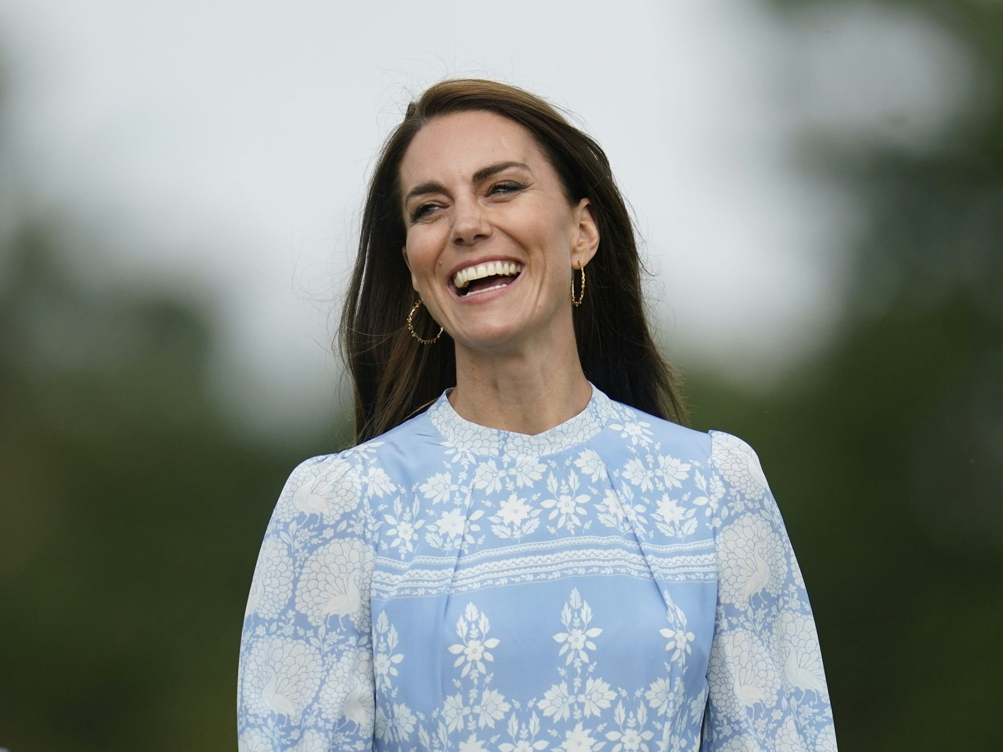 Kate, Prinzessin von Wales, lacht während des Out-Sourcing Inc. Royal Charity Polo Cup 2023 im Guards Polo Club.