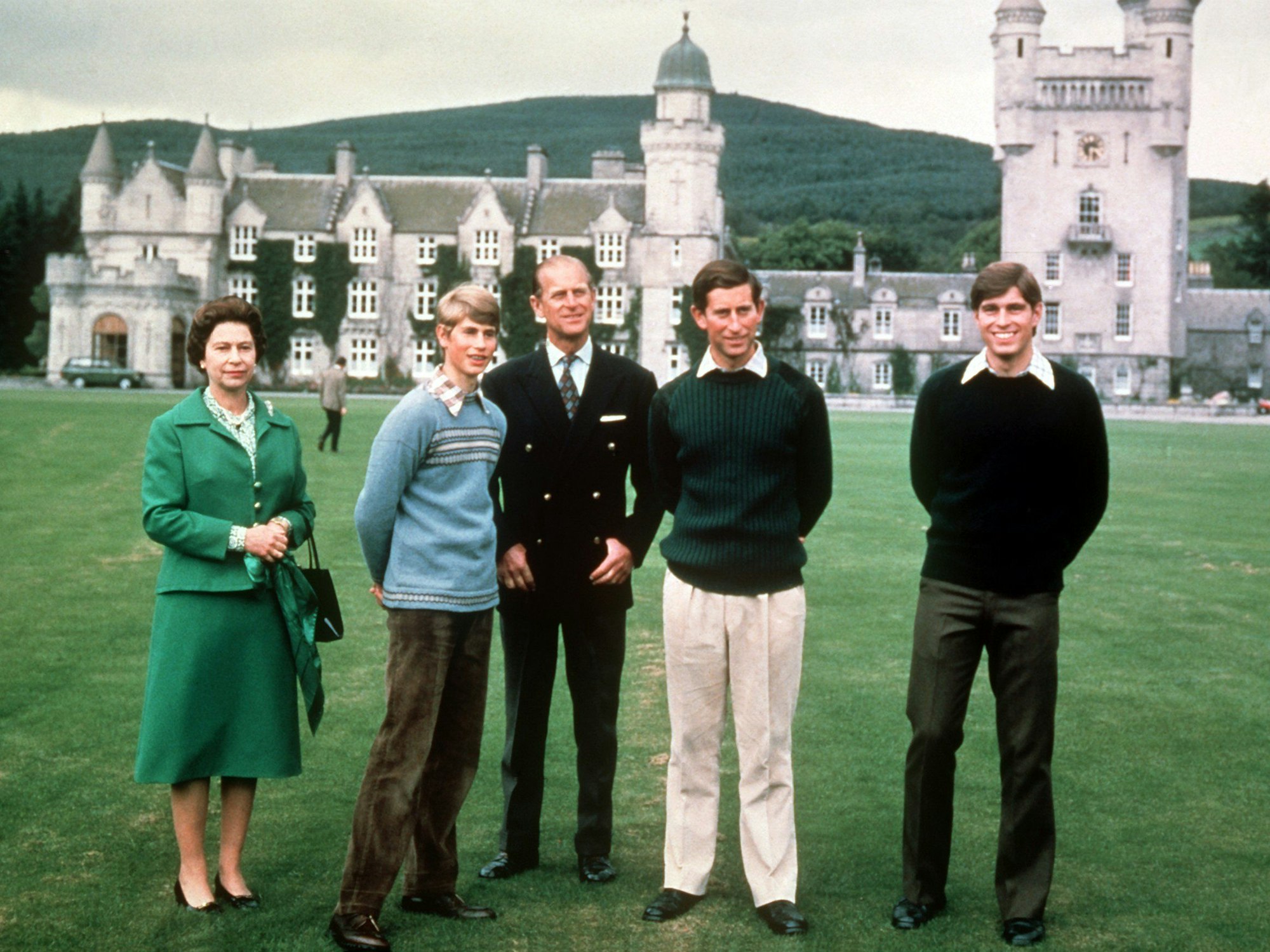 Königin Elizabeth II. (l-r), Prinz Edward, Prinz Philip, Prinz Charles und Prinz Andrew im November 1979 vor Schloss Balmoral.