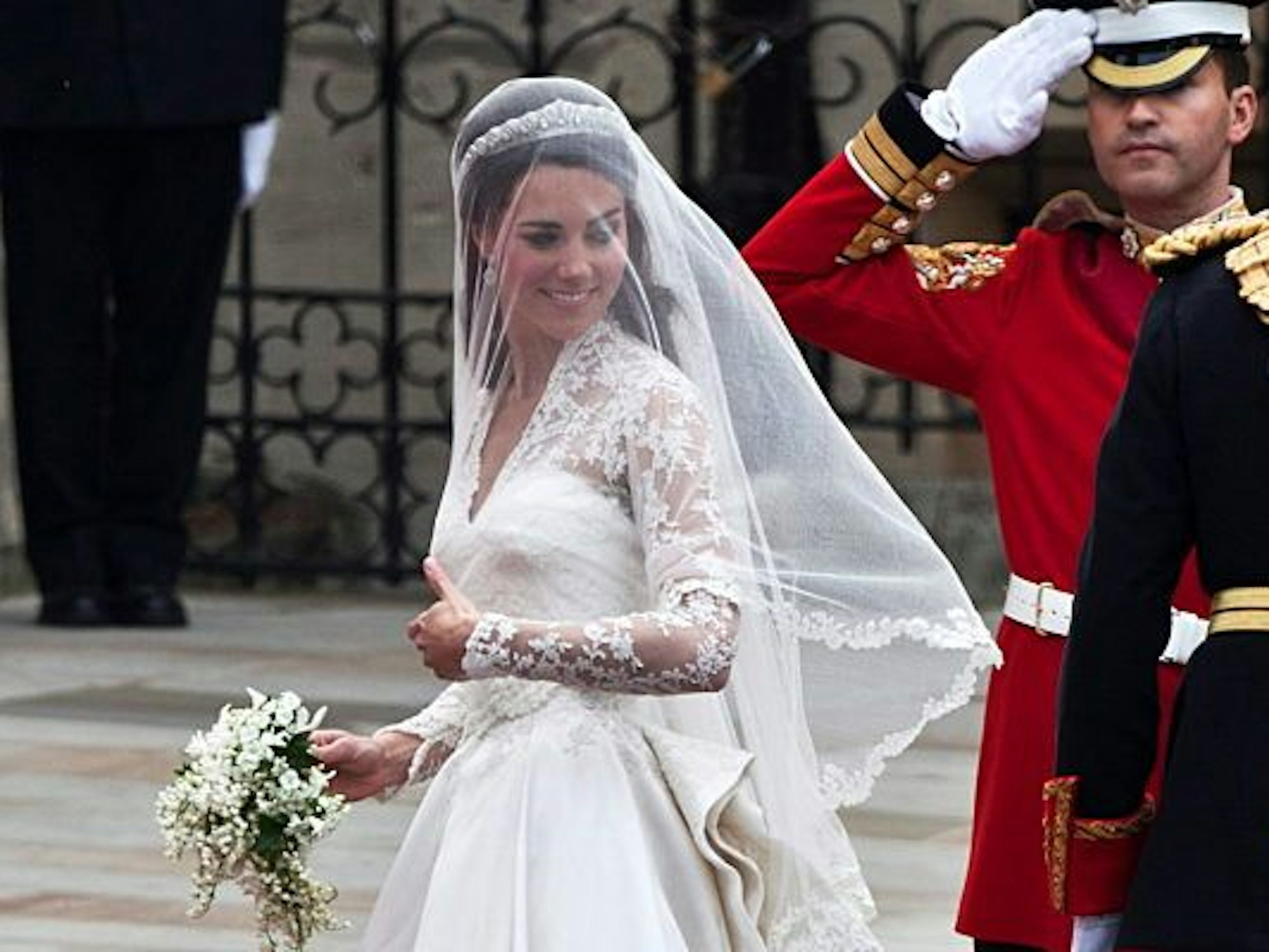 Kate Middleton in ihrem Brautkleid vor der Westminster Abbey.
