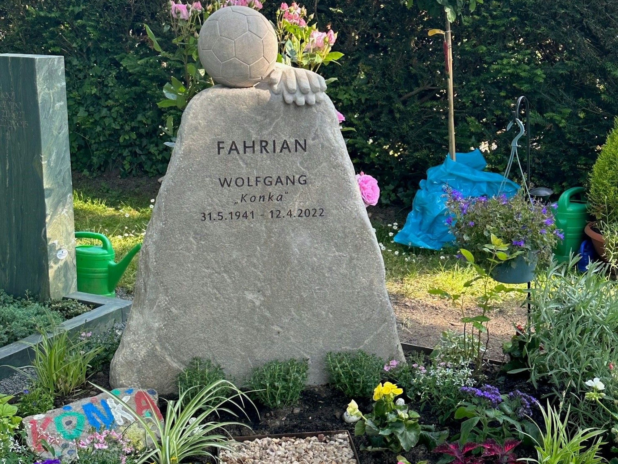 Das Grab von Torwart-Legende Wolfgang Fahrian auf dem Friedhof in Dellbrück: Endlich ist auch der Grabstein da.