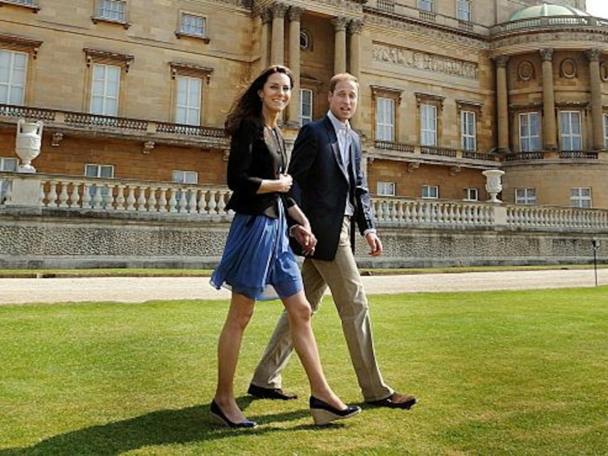 Im April 2011 zeigte sich die frisch vermählten Kate und Williamr im Garten des Buckingham Palastes. Kate trägt ein blaues Minikleid.
