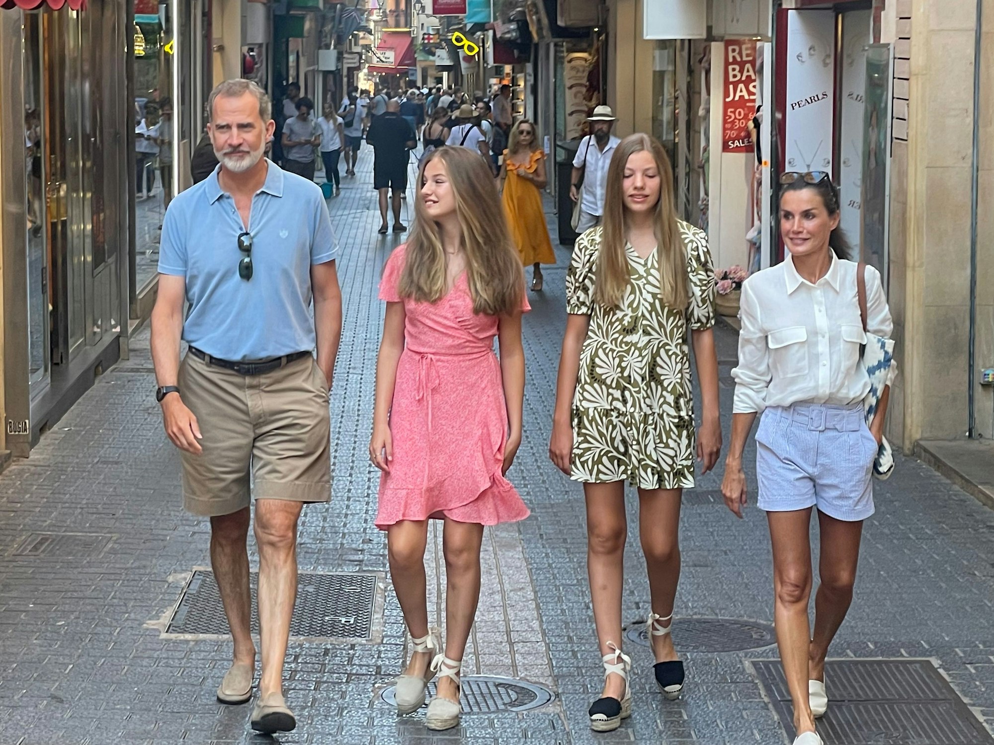 Spaniens König Felipe VI. (l) und Königin Letizia (r) machen mit ihren Töchtern Kronprinzessin Leonor (2.v.l) und Infantin Sofia einen Spaziergang durch das Zentrum von Palma de Mallorca.