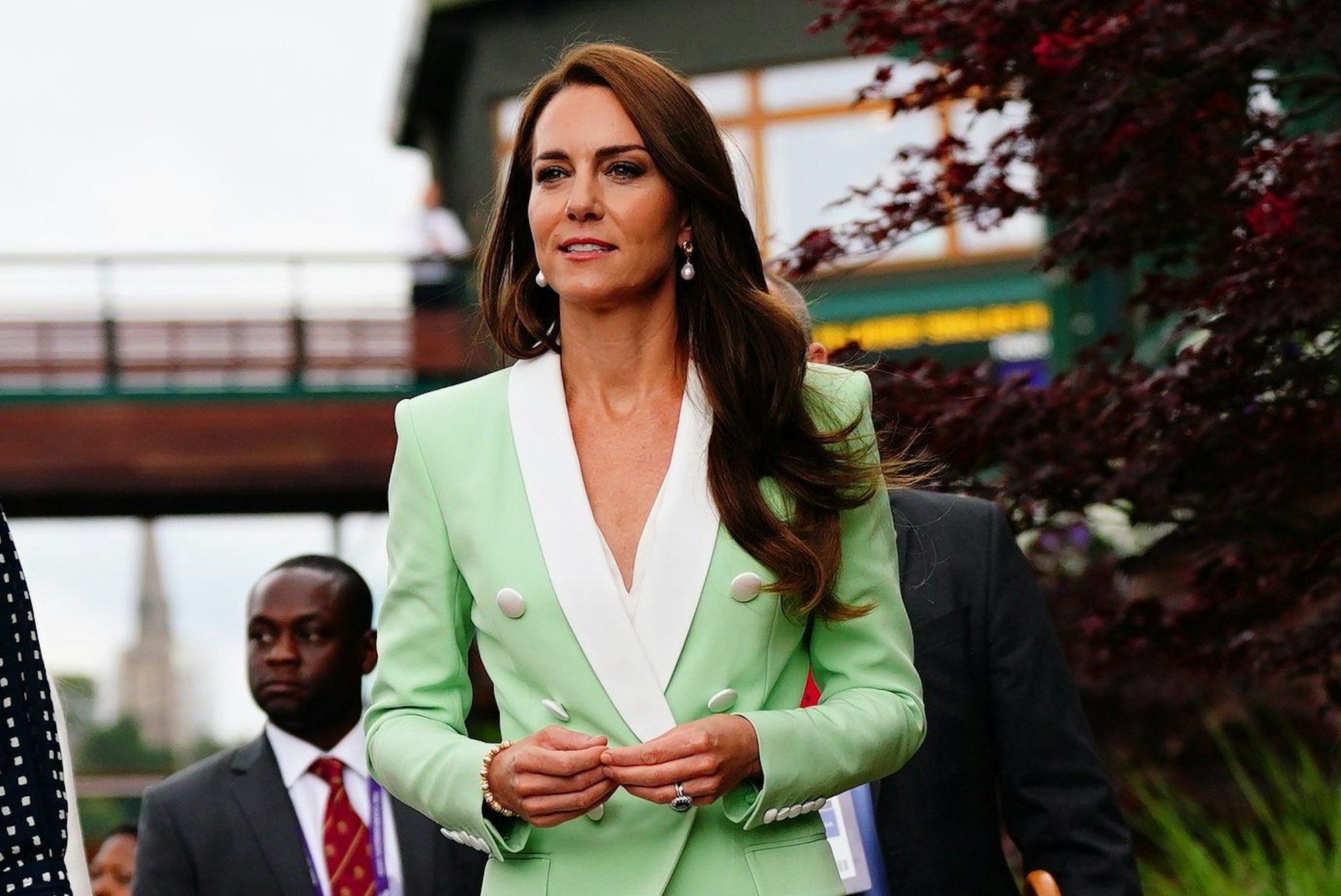 Kate, Prinzessin von Wales und Schirmherrin des All England Lawn Tennis Club, trifft am zweiten Tag der Wimbledon Championships 2023 im All England Lawn Tennis and Croquet Club ein.