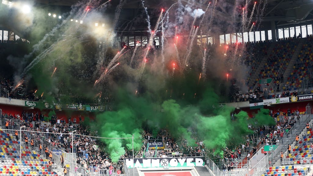 Die Fans von Hannover zünden vor Spielbeginn Pyrotechnik.&nbsp;