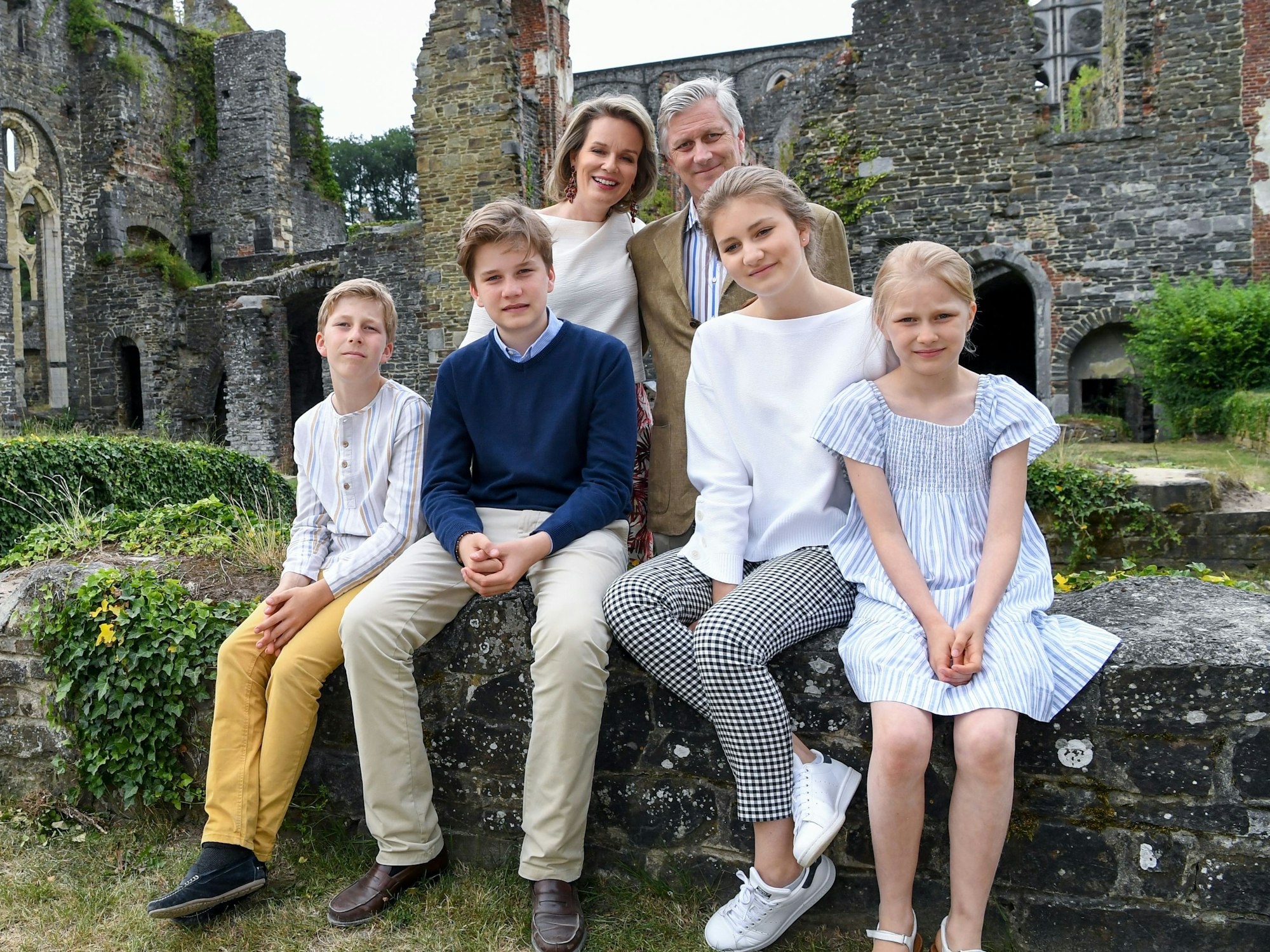 Die belgische Königsfamilie: Prinz Emmanuel (l-r), Prinz Gabriel, Prinzessin Elisabeth, Prinzessin Eleonore, sowie Königin Mathilde und König Philippe (dahinter), lächeln während ihres Familienurlaubs beim Besuch des Klosters Villers-La-Ville.