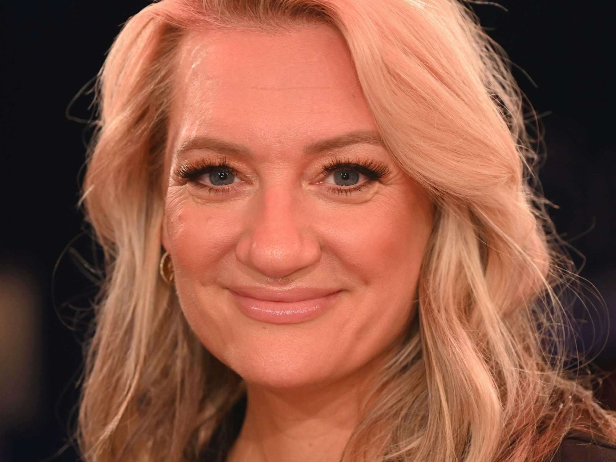 Sängerin Juliette Schoppmann zu Gast in der WDR Talkshow „Kölner Treff“.