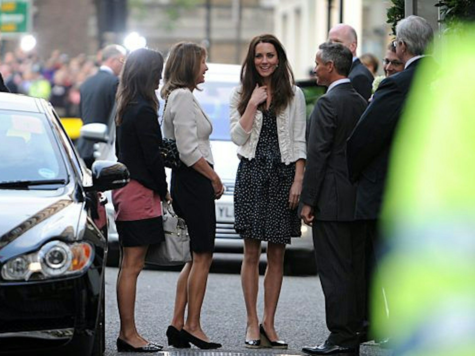 Kate Middleton (Mitte), hier mit Mutter Carole und Schwester Pippa, ist ein modisches Vorbild für junge Frauen. Die Kombi aus blauem Sommerkleid und kurzer, weißer Jacke, war in wenigen Minuten ausverkauft.
