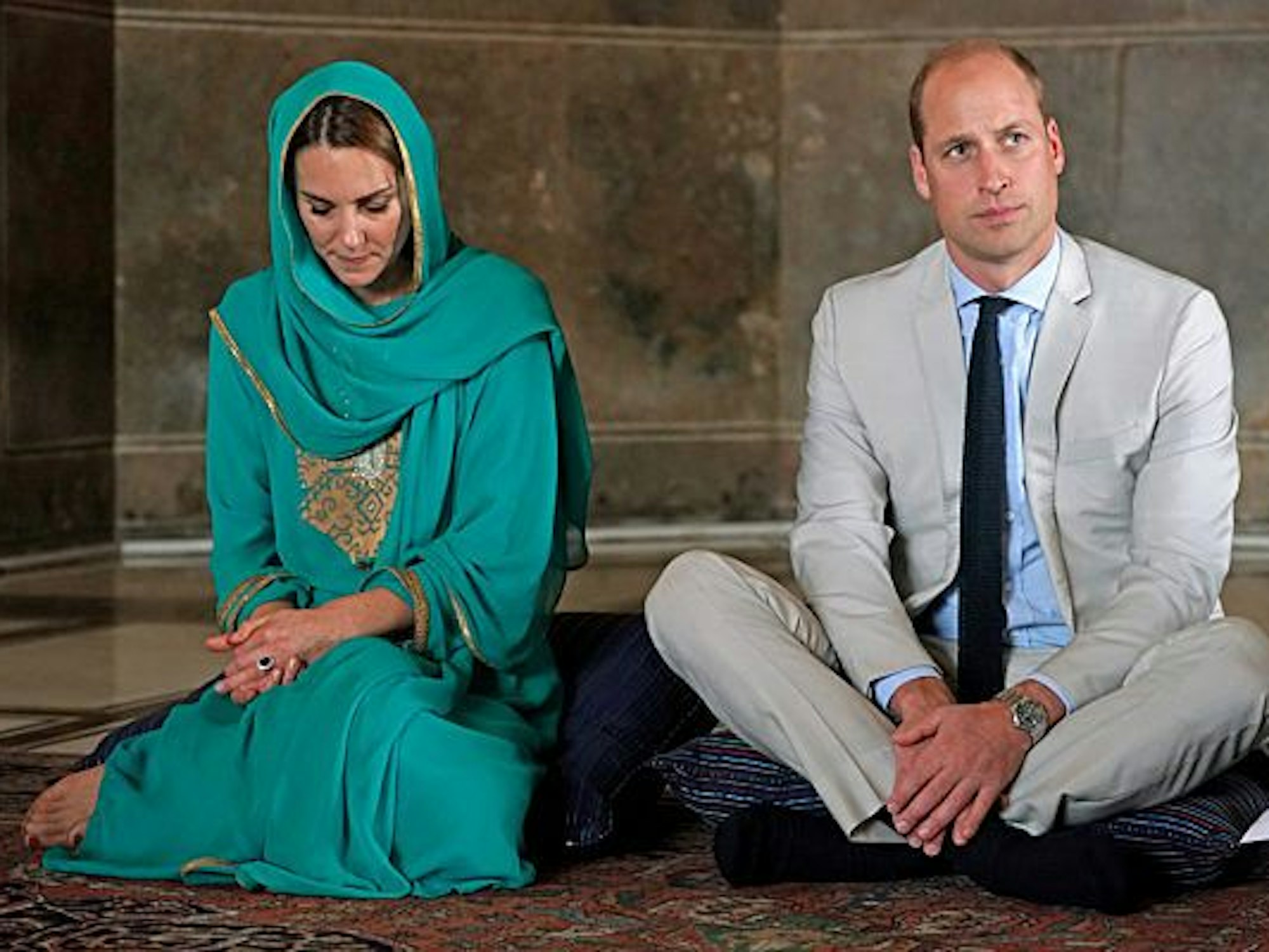 Bei einem Besuch der Badshahi-Moschee in Lahore trug Kate ein grünes Shalwar Kameez von Maheen Khan, kombiniert mit einem passenden Kopftuch.