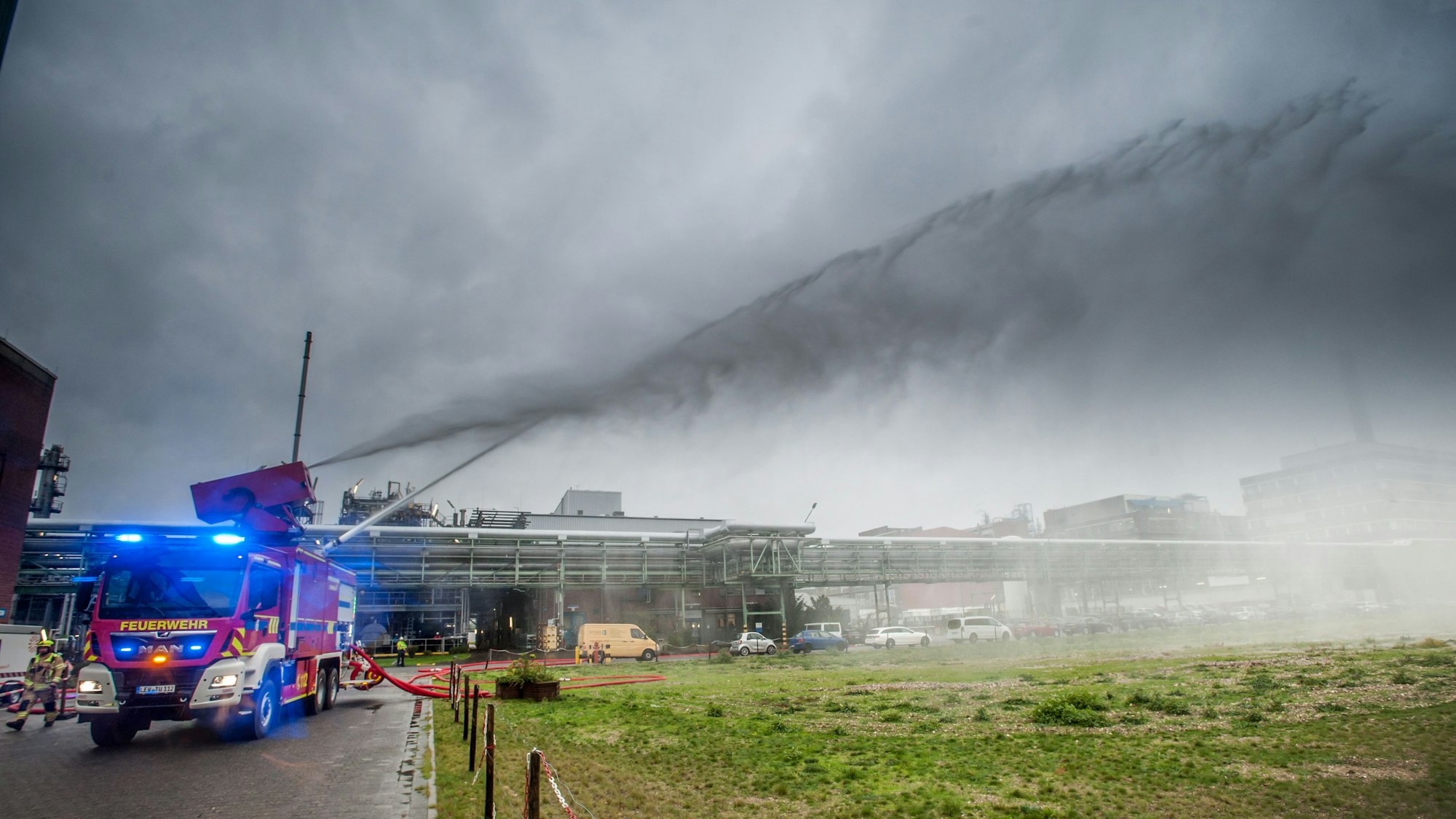 Currenta-Feuerwehrwagen mit Düsenkanone im Übungseinsatz