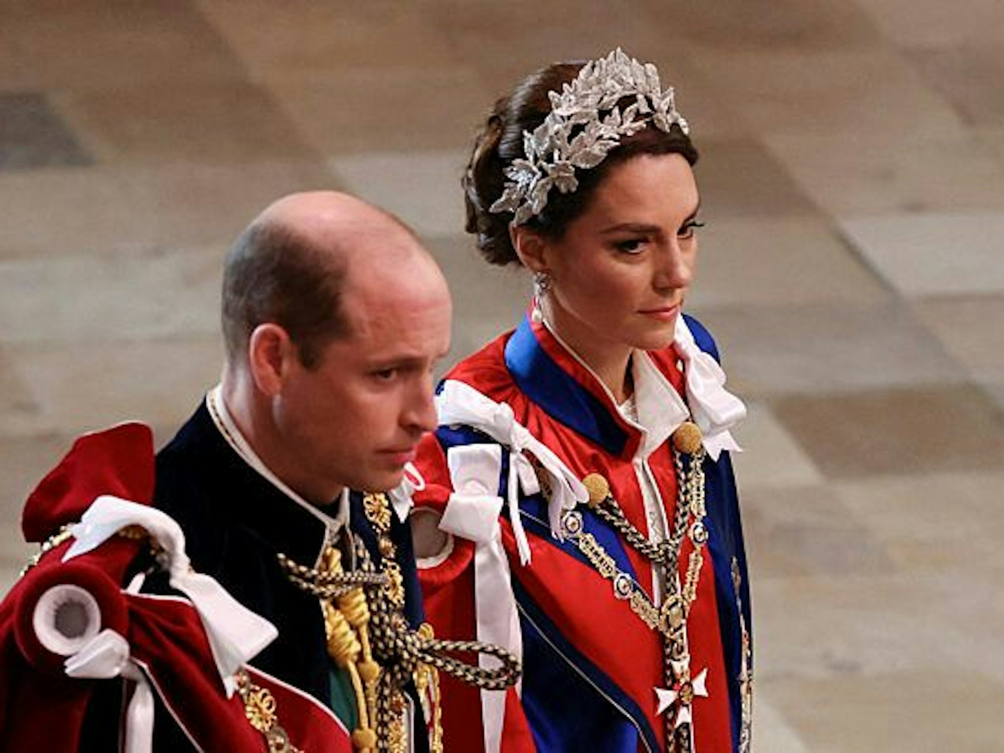 Kate, Prinzessin von Wales, und William, Prinz von Wales, kommen vor der Krönungszeremonie von König Charles III. Königsgemahlin Camilla in der Westminster Abbey an.