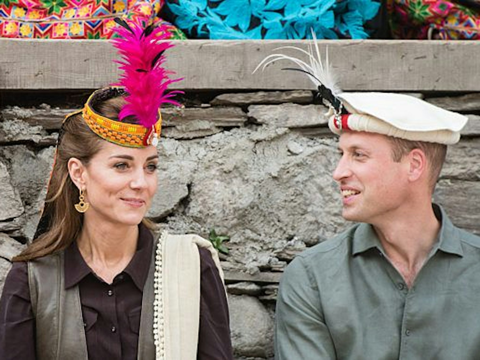 Kate und William mit einem traditionellen Kopfschmuck auf Staatsbesuch in Pakistan.