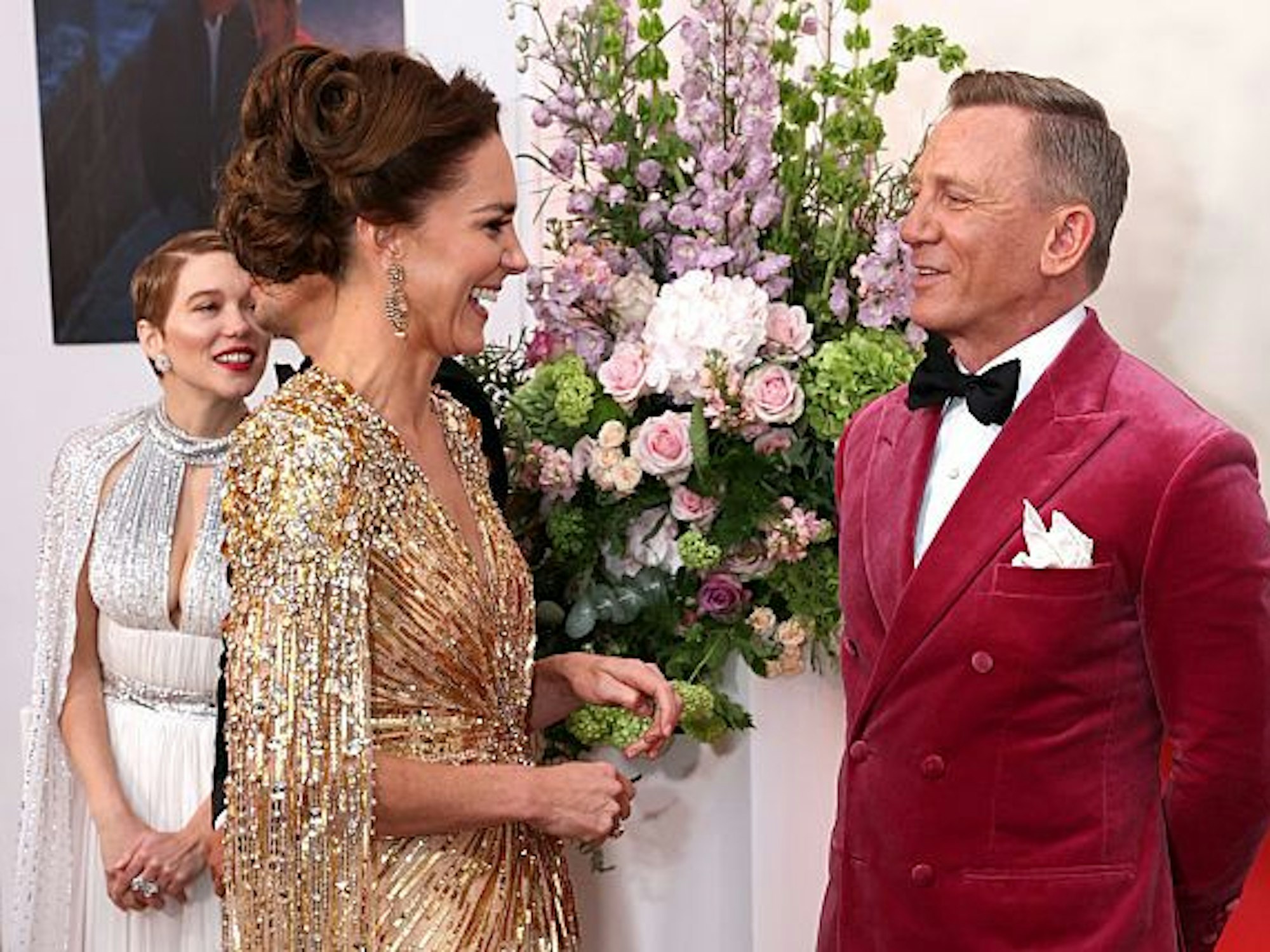 Kate (l), Herzogin von Cambridge, spricht mit Daniel Craig, Schauspieler aus Großbritannien, bei ihrer Ankunft zur Weltpremiere des neuen James Bond Films «No Time To Die» in der Royal Albert Hall.