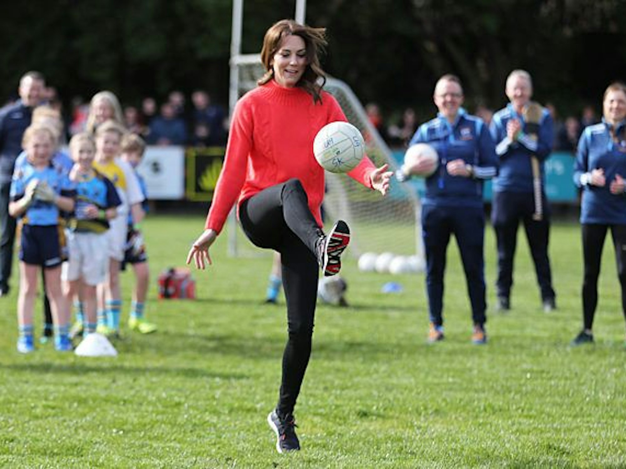 Kate spielt Gaelic Football im Salthill Knocknacarra GAA Club. Gaelic Football ist ein traditioneller Mannschaftsport und ähnelt anderen keltischen Spielen.
