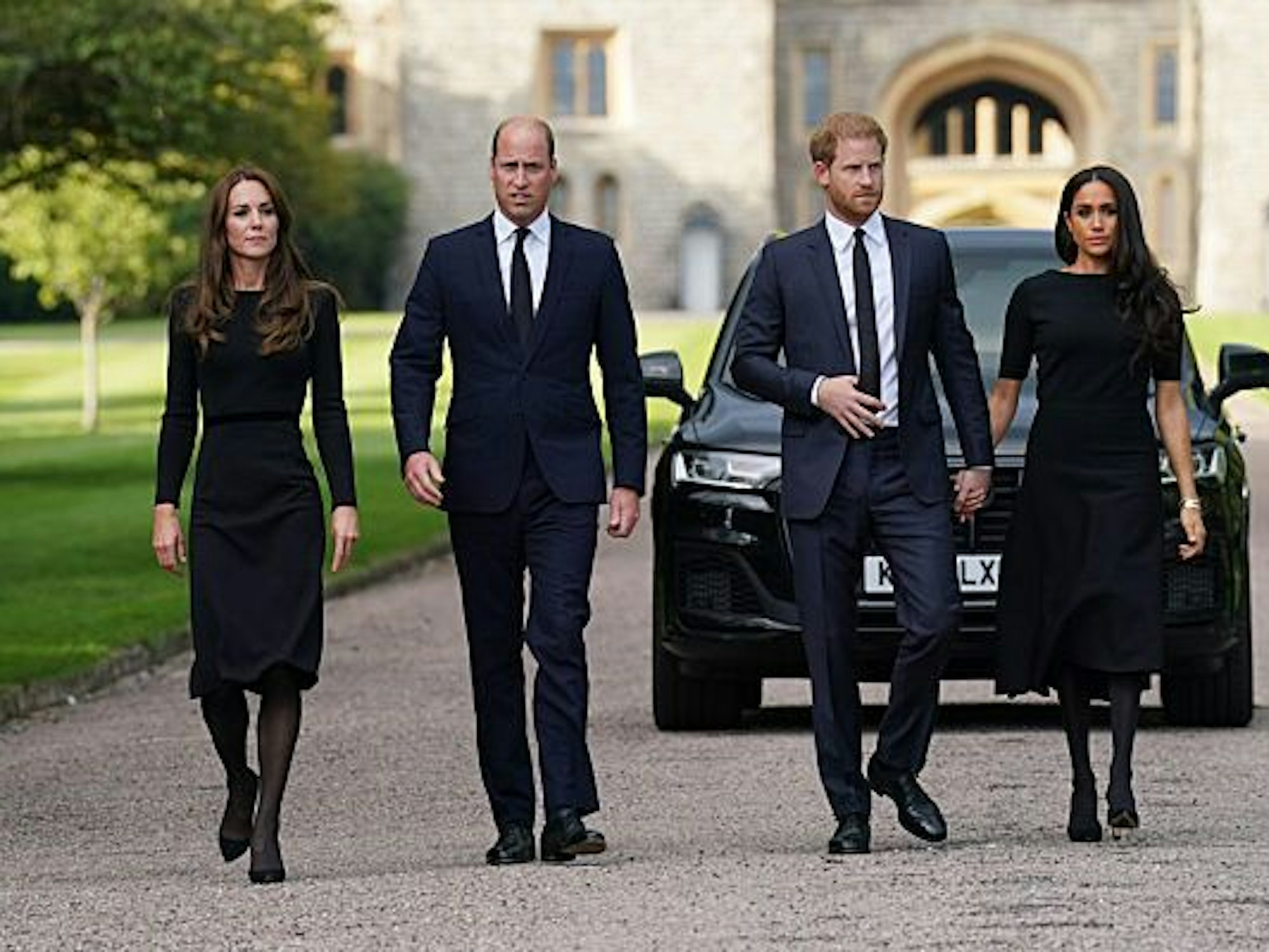 Kate (l-r), Prinzessin von Wales, William, Prinz von Wales, Prinz Harry, Herzog von Sussex, und seine Frau Meghan, Herzogin von Sussex, gehen nach dem Tod der britischen Königin Elizabeth II. am 08.09.2022 auf Schloss Windsor einem Treffen mit der Öffentlichkeit entgegen.