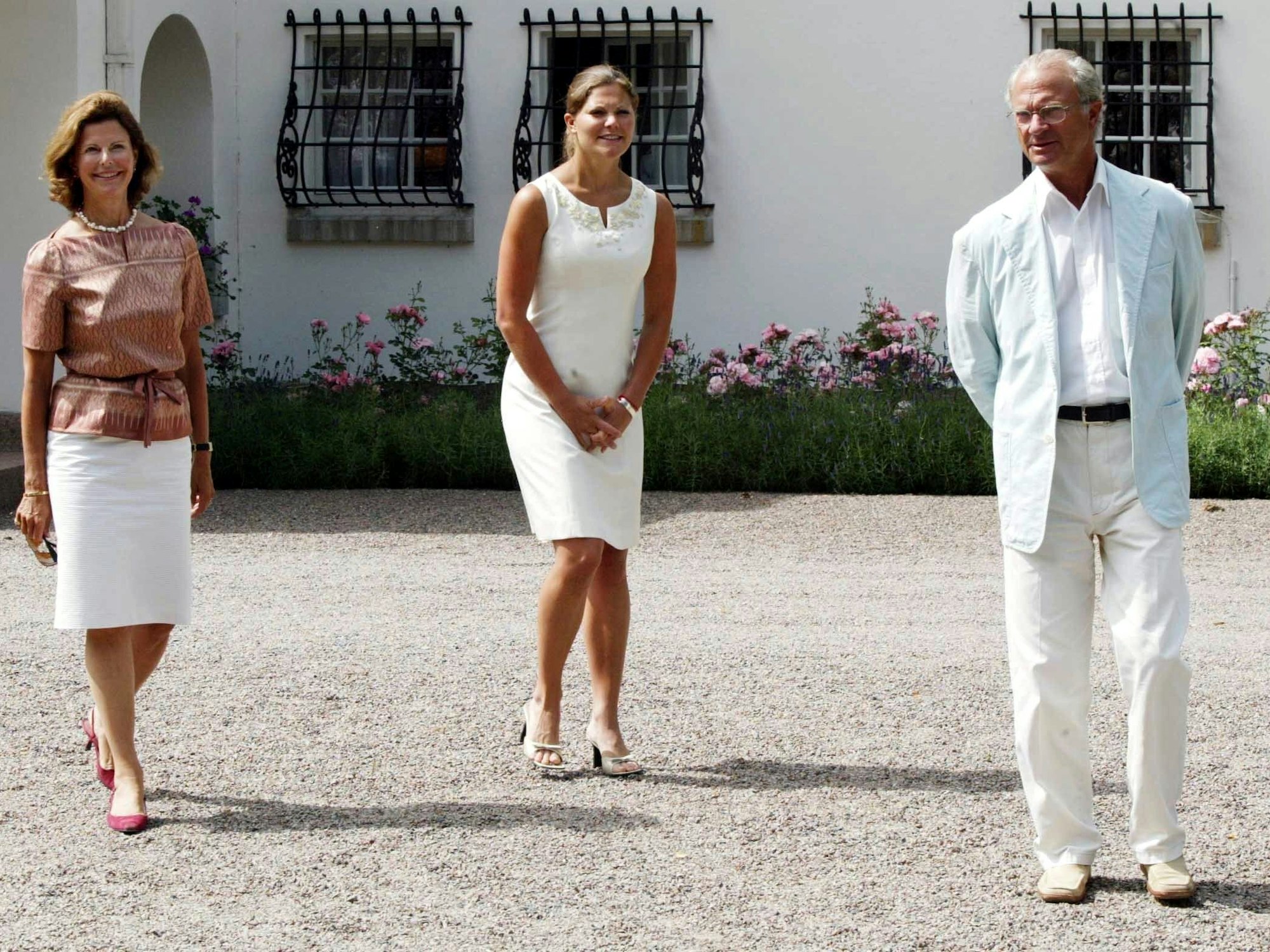 Kronprinzessin Victoria von Schweden (M) lässt sich am 14.7.2003 im Hof von Schloss Solliden auf Öland mit ihrer Mutter Königin Silvia von Schweden (l) und ihrem Vater König Carl Gustaf fotografieren.