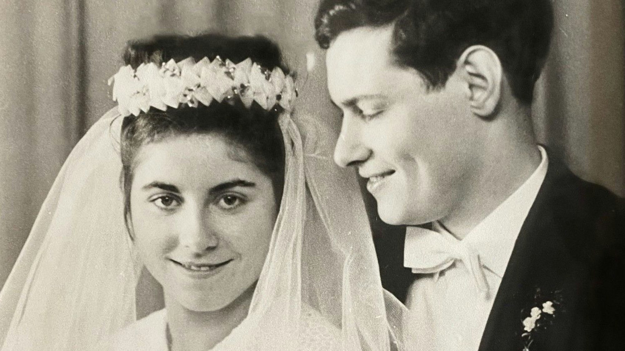 Das Foto zeigt das Ehepaar Peusens bei seiner kirchlichen Trauung 1964. Es ist eine schwarz-weiße Aufnahme.