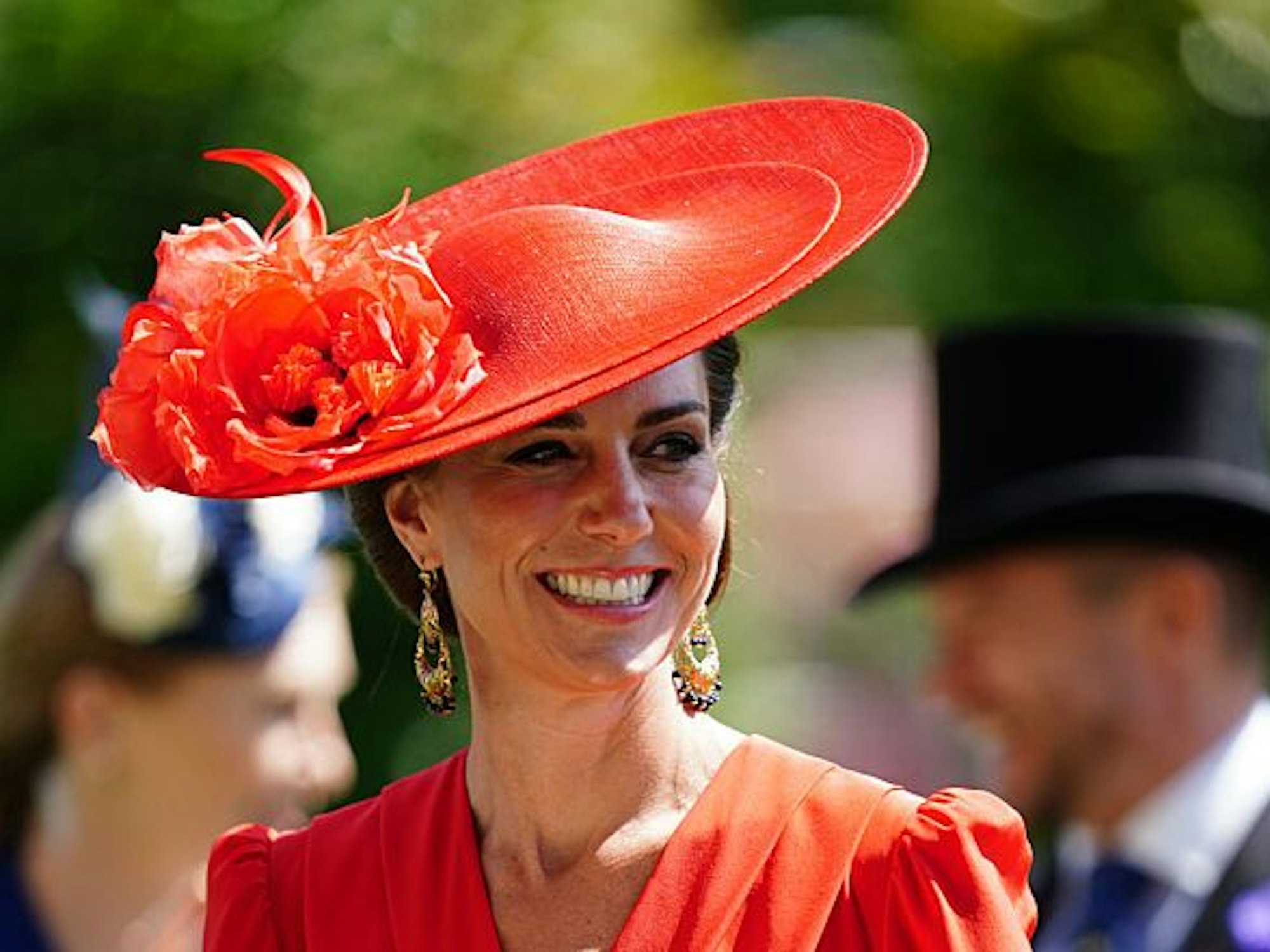 Kate, Prinzessin von Wales, lächelt während des vierten Tages des Royal Ascot Pferderennens auf der Pferderennbahn Ascot.