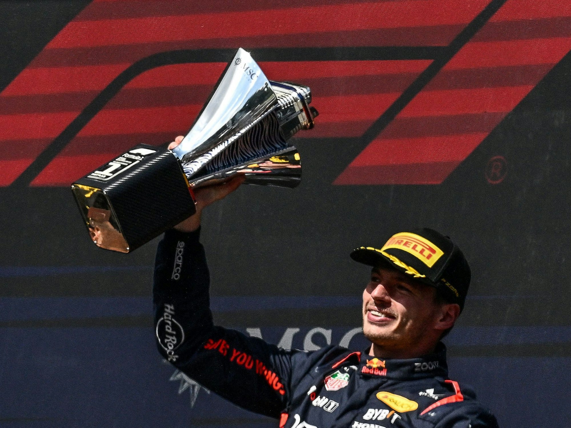 Max Verstappen reckt nach seinem Sieg in Spa den Siegerpokal in die Höhe.