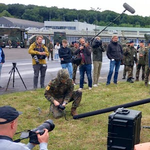 31.7.2023 Tomburg-Kaserne Rheinbach. Die Bundeswehr führt Verteidigungsminister Boris Pistorius vor, wie sie weltweit Kommunikation aufrechterhalten oder stören kann.&nbsp;