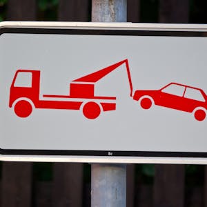 Ein Schild weist darauf hin, dass falsch geparkte Pkws abgeschleppt werden.