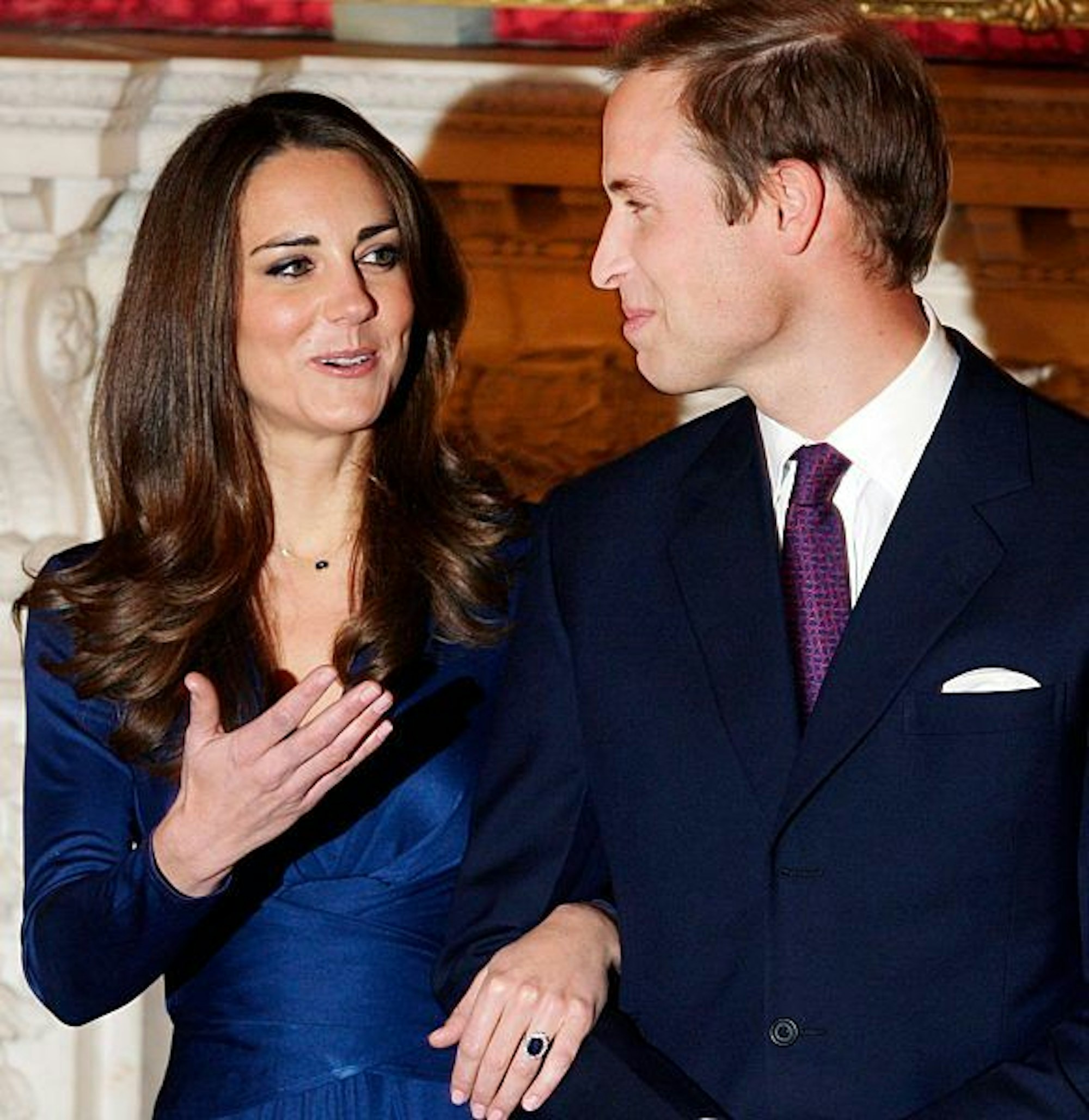 Der britische Prinz William und seine Verlobte Kate Middleton zeigen sich am 16.11.2010 in London den Journalisten.