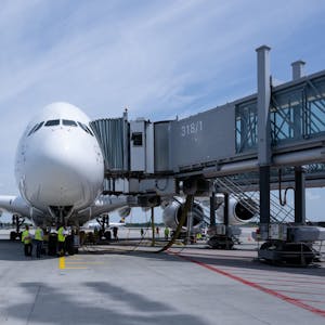 Eine Lufthansa-Maschine des Typs Airbus A380 steht auf dem Flughafen in München vor dem Abflug nach Boston am Gate.